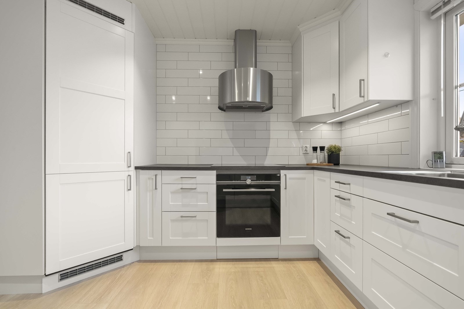 - Praktisk med integrerte hvitevarer og kjølehjørne. Innbydende fliser over kjøkkenbenk gjør det enkelt å rengjøre. - Galleribilde