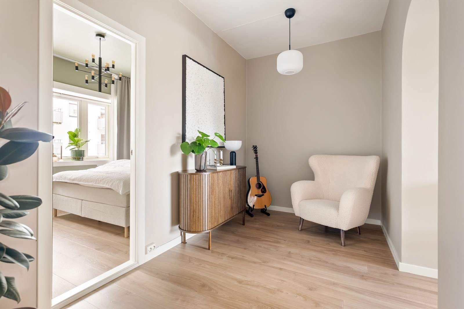 Praktisk mellomgang med god plass til en sittegruppe eller lekeområde. Galleribilde