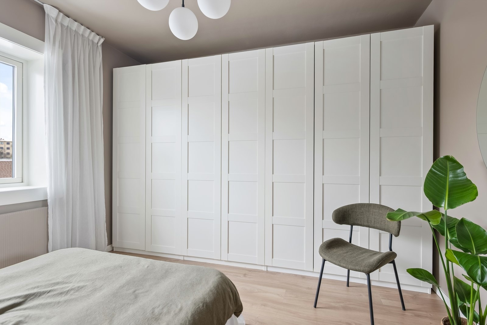 Praktisk garderoberekke gir gode oppbevaringsmuligheter og bidrar til et ryddig og funksjonelt soverom. Galleribilde