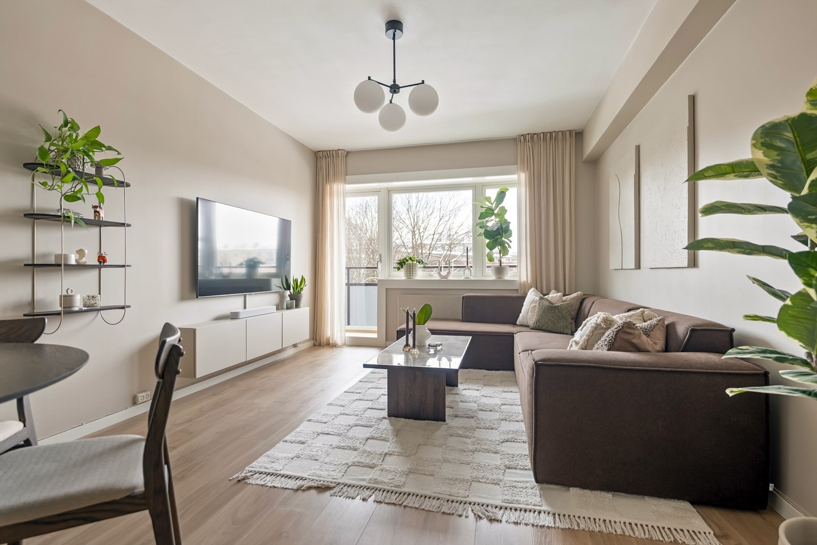 Utgang til sydøstvendt balkong fra stuen gir enkel tilgang til uteområdet. Galleribilde