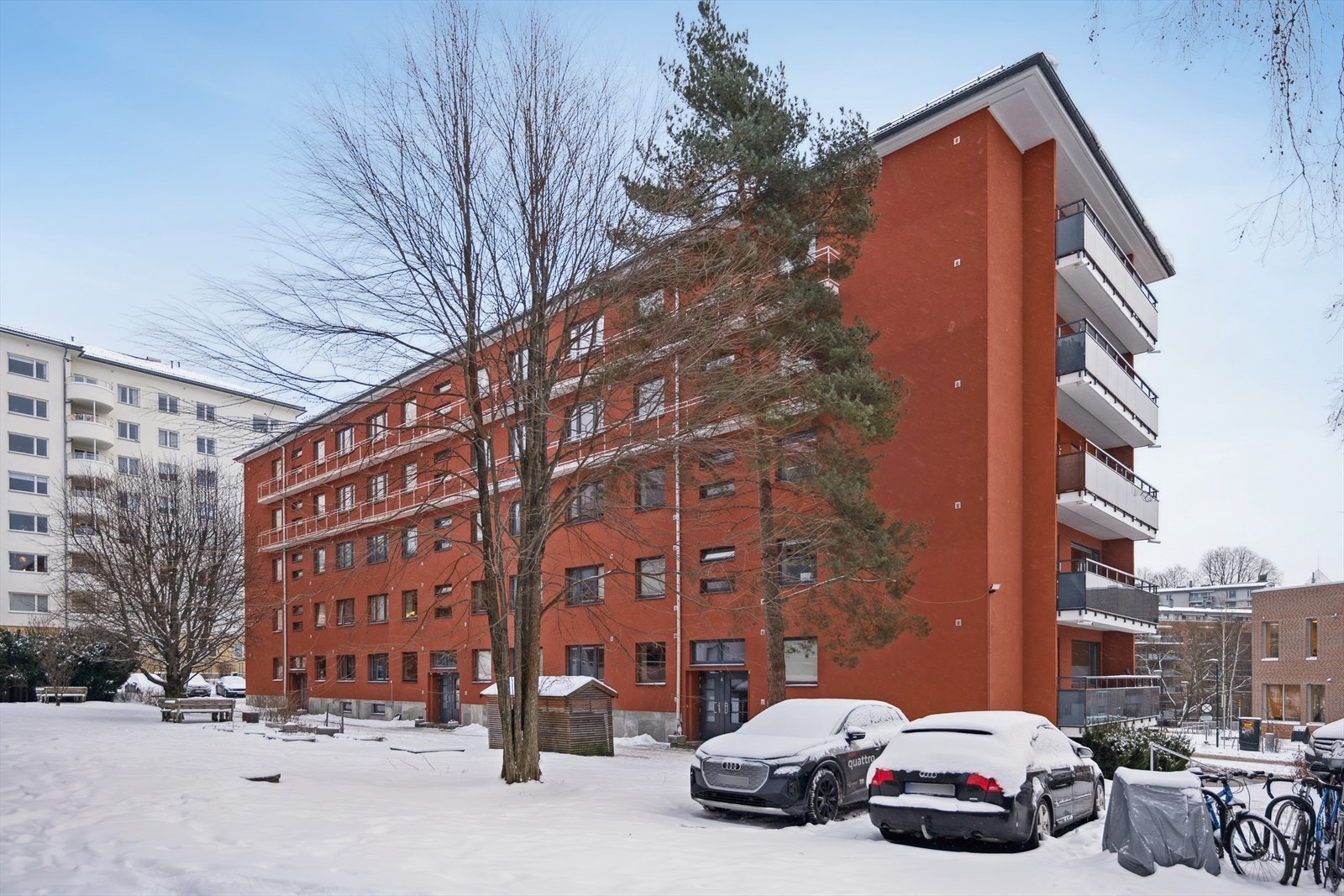 Mulighet for leie av parkeringsplass i aksjelaget, samt beboerparkering i området. Aksjelaget har i tilleg et treningsrom i kjelleren som enkelt kan bookes via app. Galleribilde