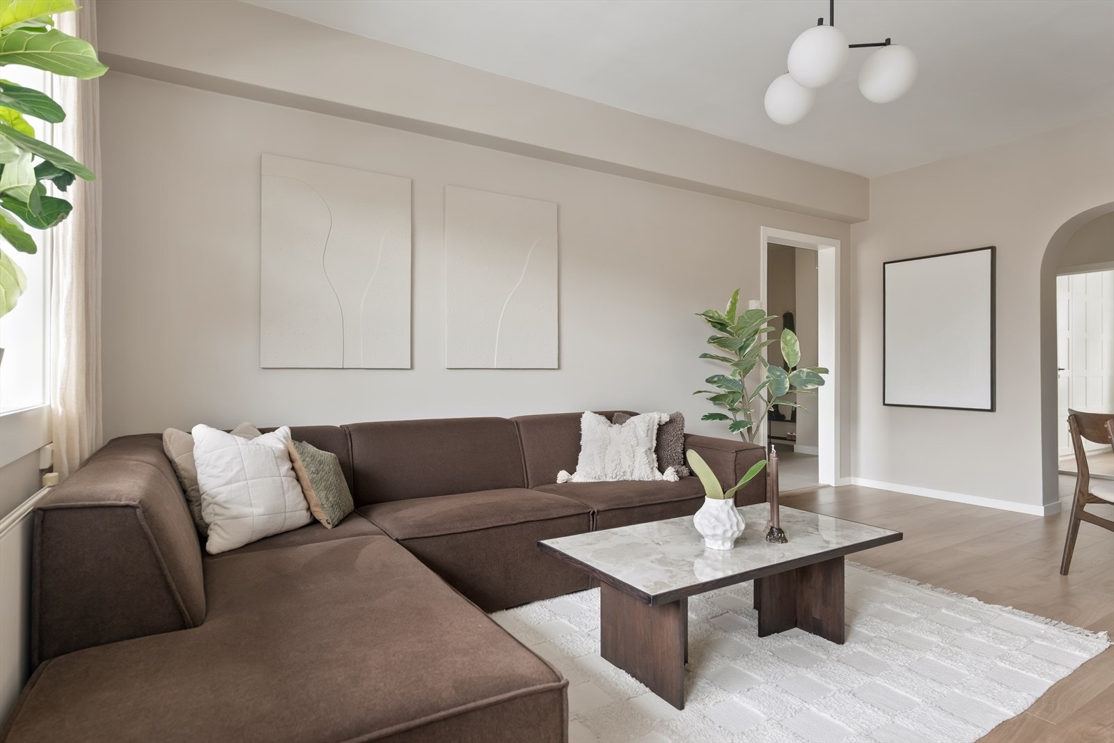 I 2023 ble alle vegger malt i tidsriktige og delikate fargetoner, i tillegg til tak på kjøkken, soverom og gang. Galleribilde