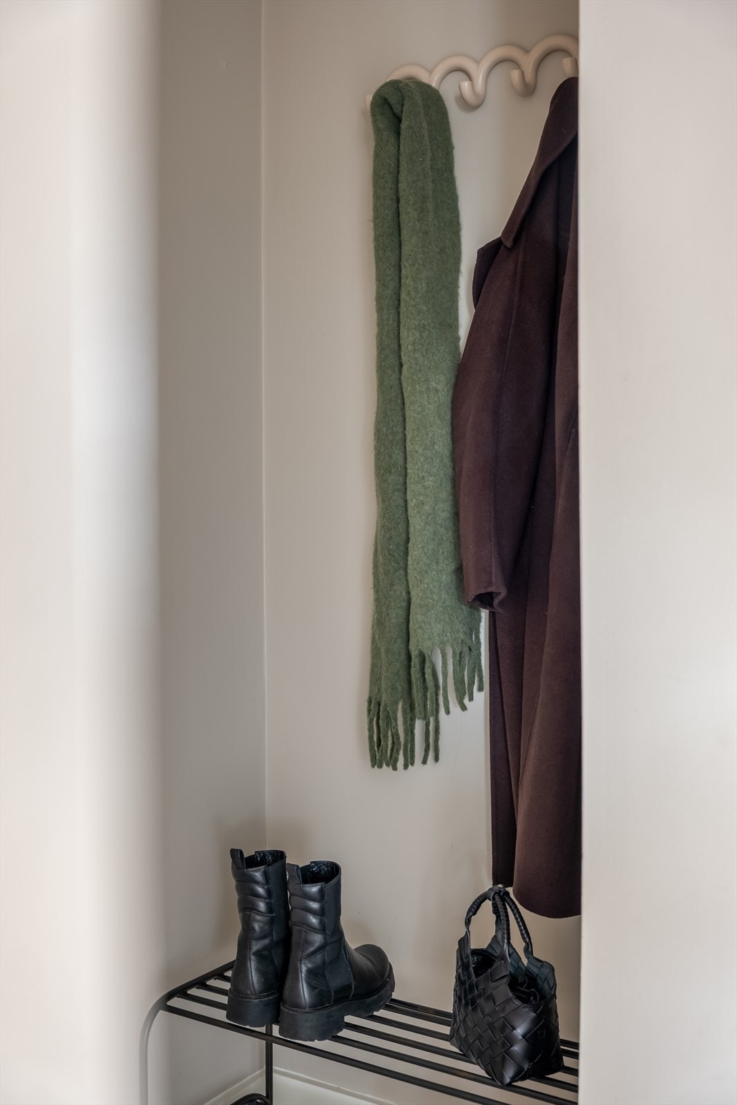 Praktisk oppbevaringsløsning i entréen med plass til yttertøy og sko. Galleribilde