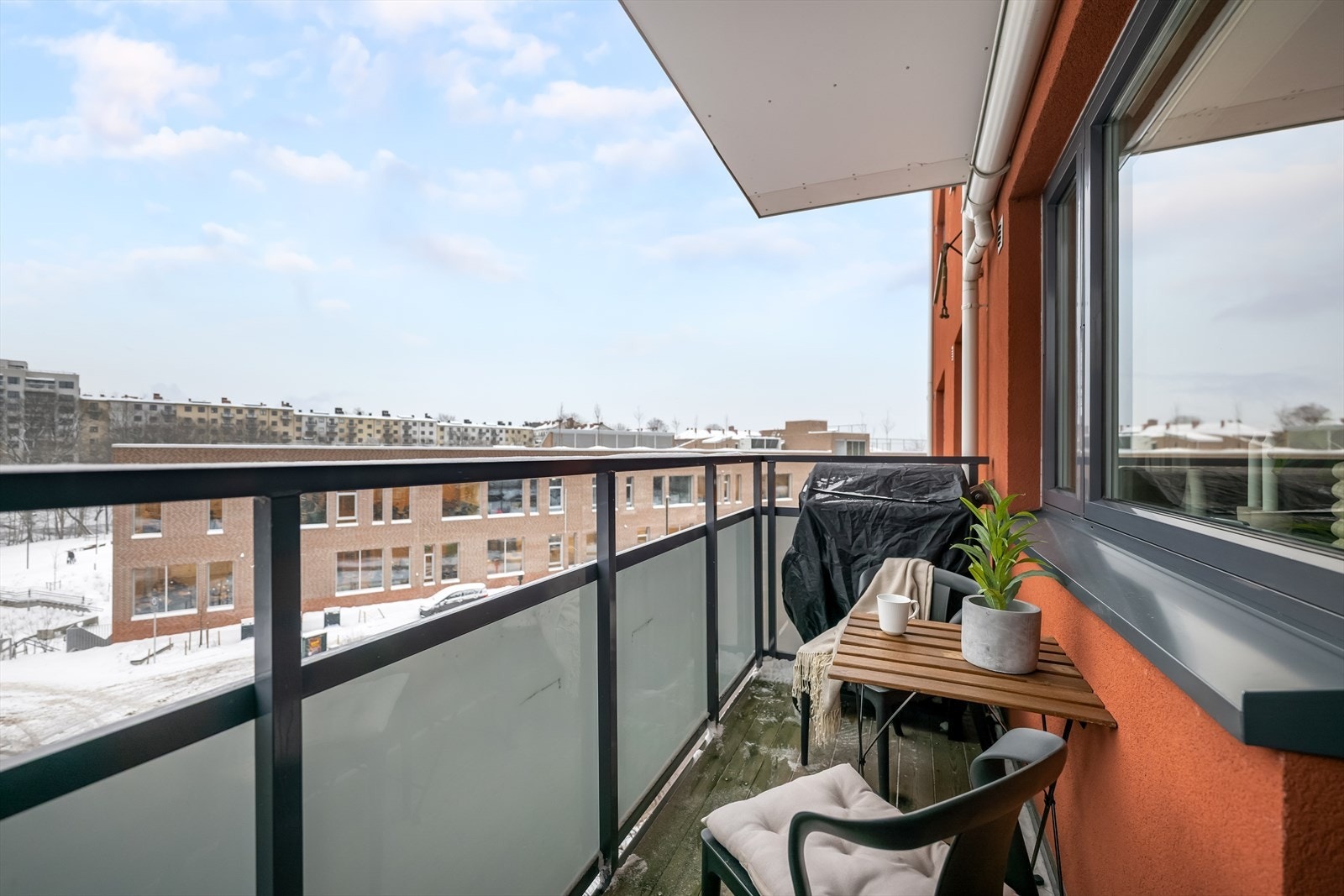 Overbygget balkong på ca. 4,2 m² med et hyggelig utsyn over nærområdet. Galleribilde