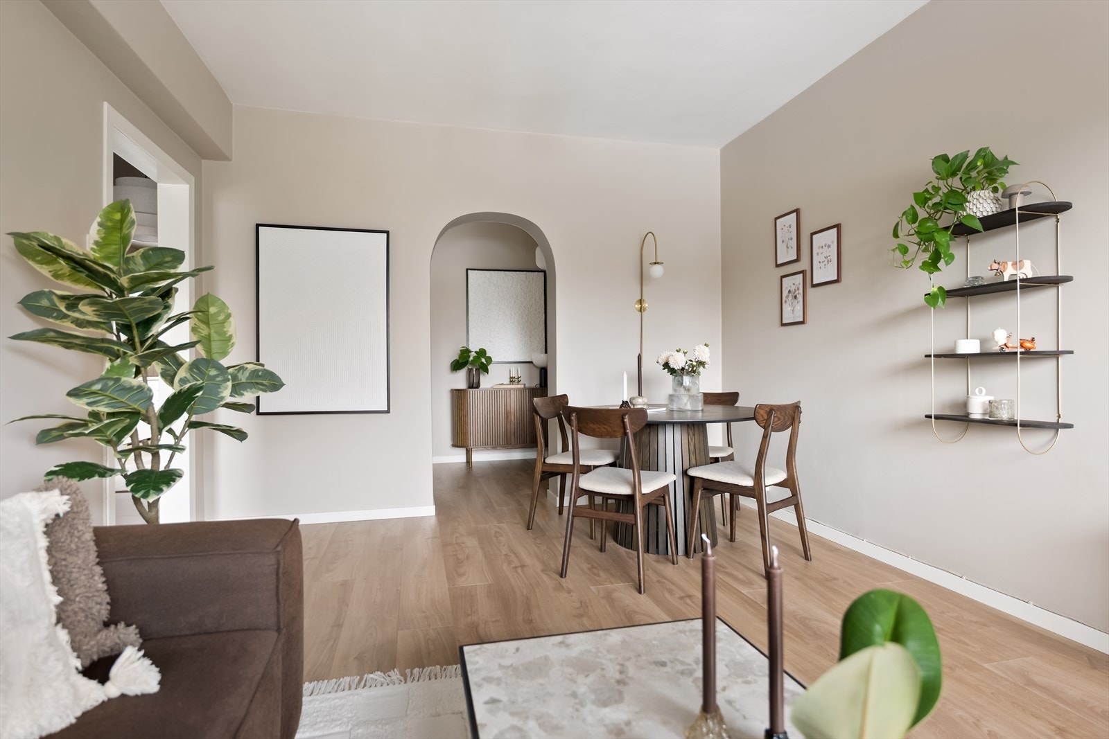 Stuen er møbleringsvennlig med god plass til både sofa- og spisegruppe. Galleribilde