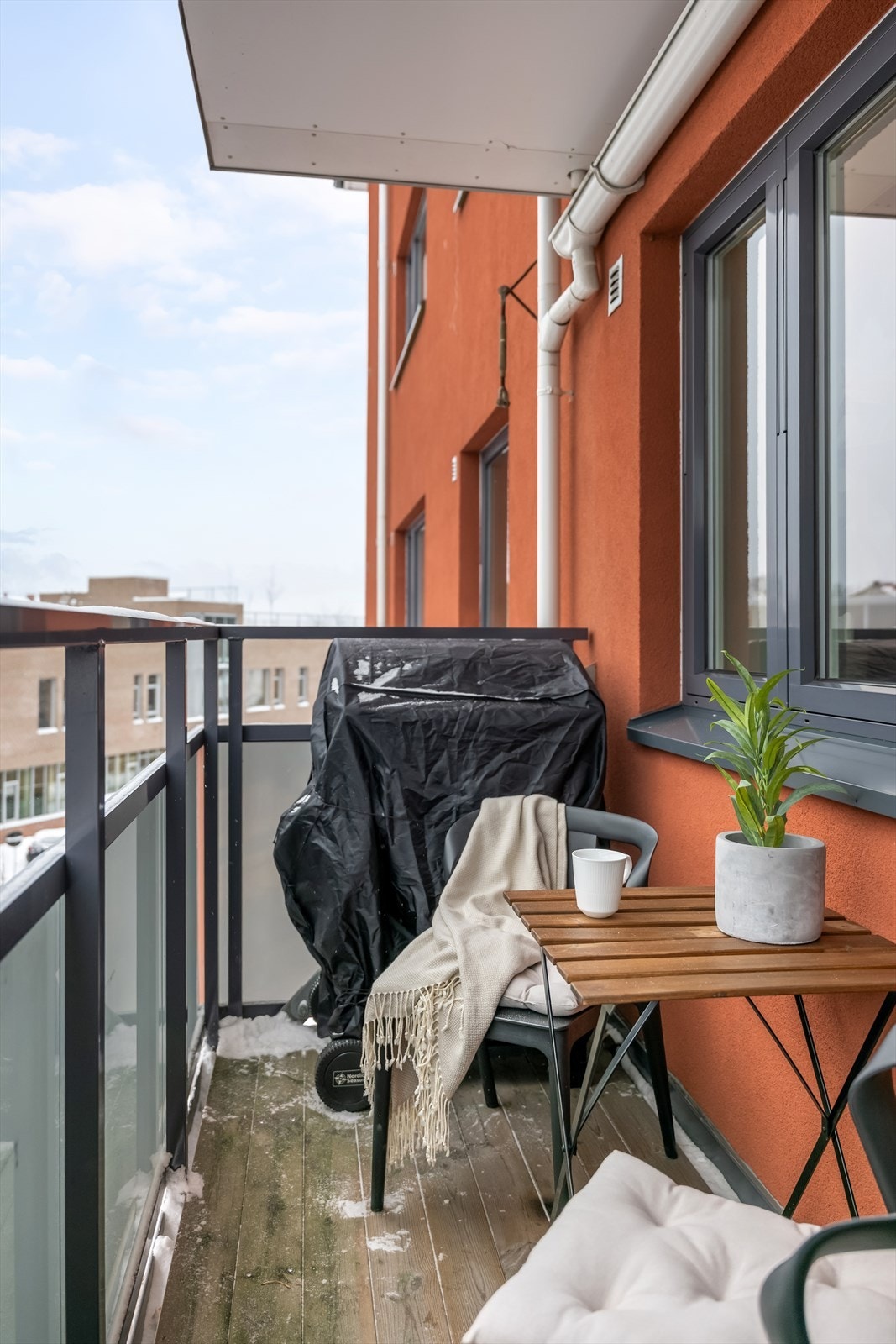 Balkongen ble oppført i 2016 og gir en hyggelig uteplass med gode solforhold på dagen, perfekt for morgenkaffen eller rolige ettermiddager. Galleribilde