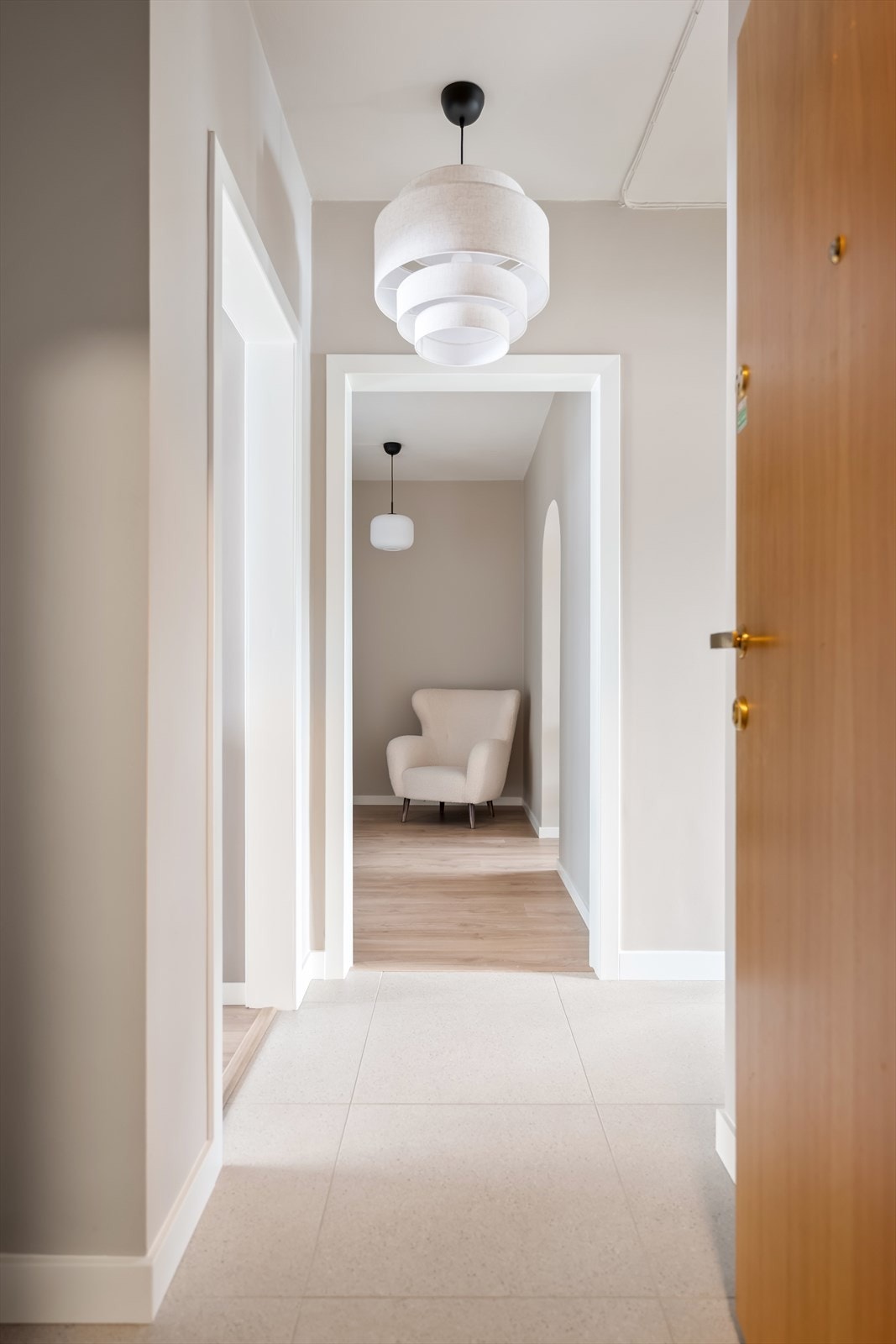 Entréen er lys og innbydende, og gangarealet gir god flyt mellom rommene. Galleribilde