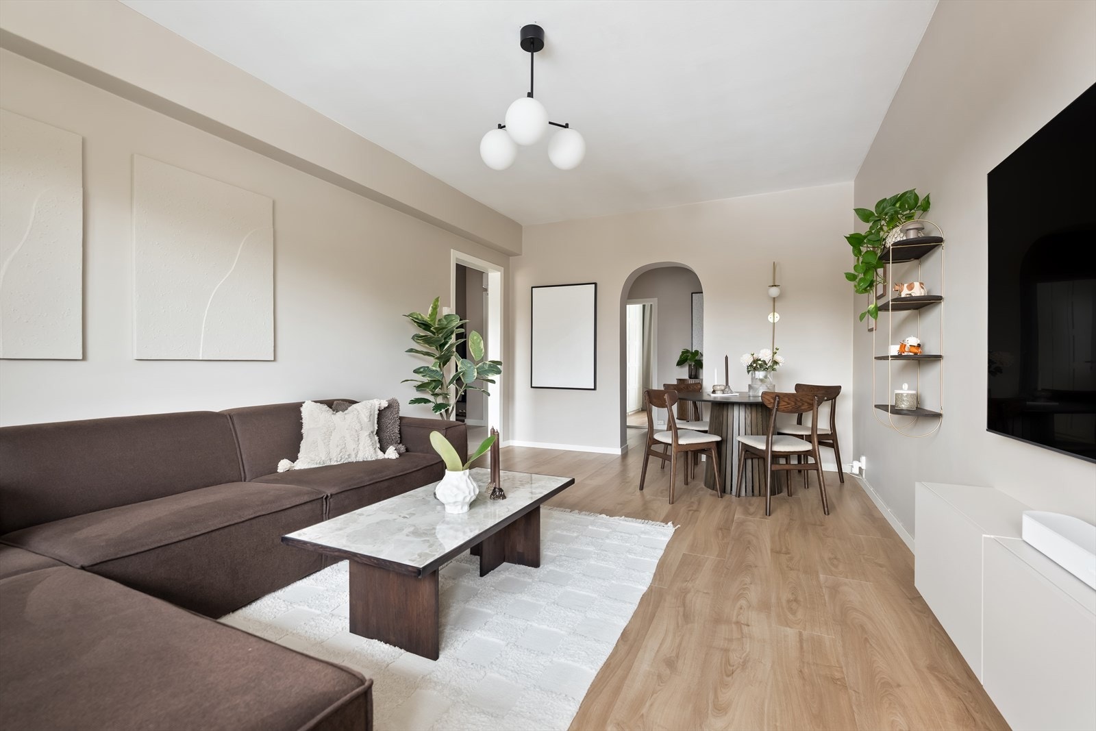 Dette er en lys og innbydende 3-roms leilighet med gjennomgående planløsning og balkong på ca. 4,2 m². Galleribilde