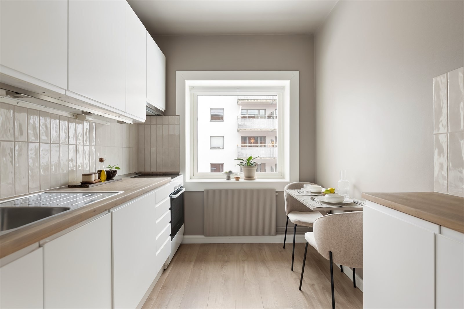 Kjøkkenet ligger i et separat rom, som skaper et ekstra oppholdsrom i boligen. Galleribilde