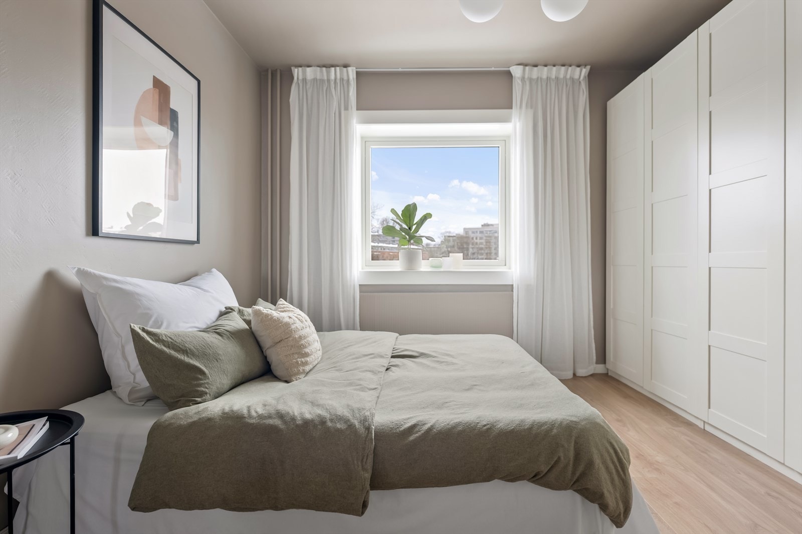 Det er gjennomgående bruk av tidsriktige farger som står i stil med resten av leiligheten. Galleribilde