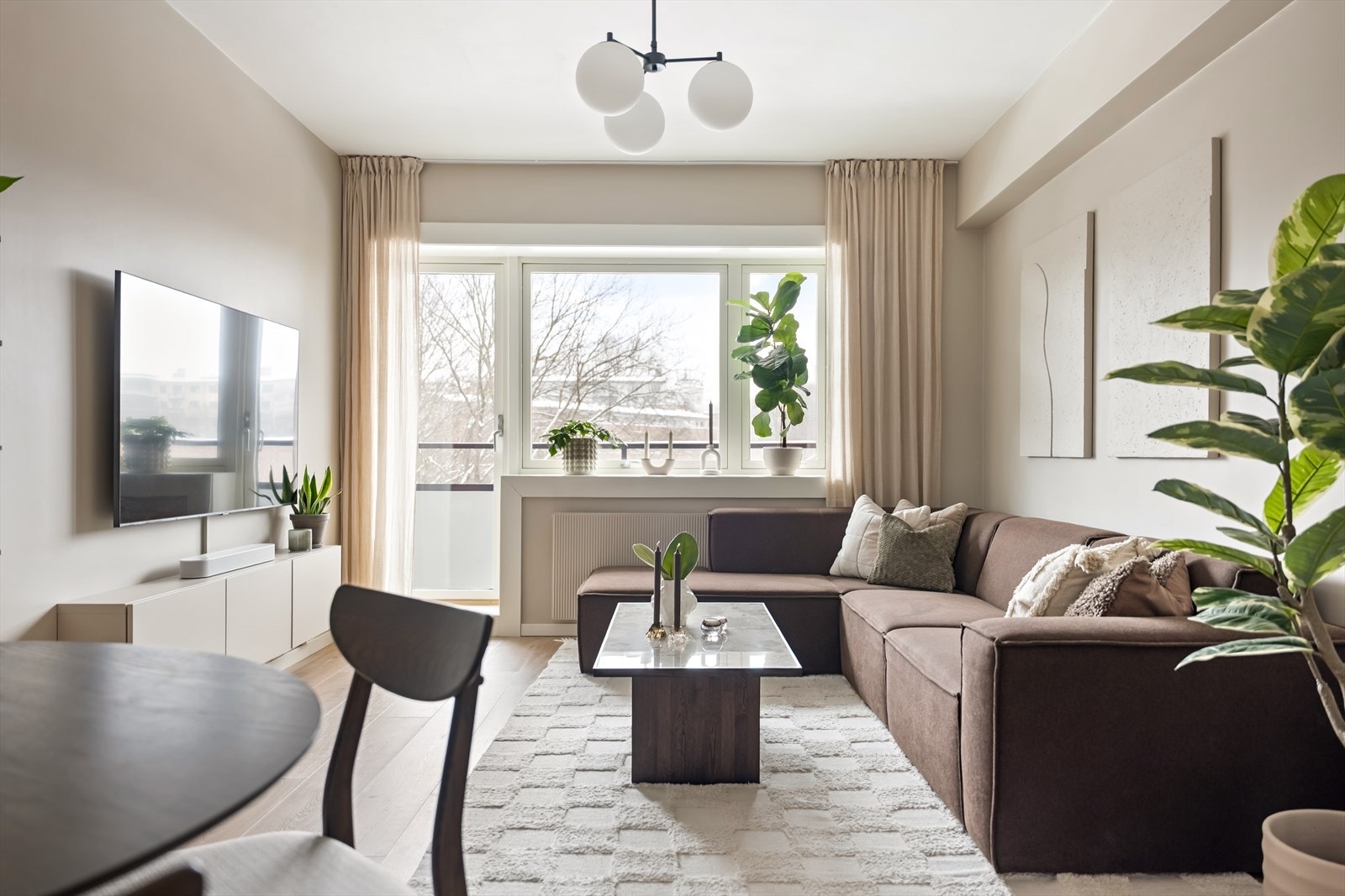 Store vindusflater på to sider av leiligheten og en god takhøyde sørger for en luftig og behagelig atmosfære. Galleribilde