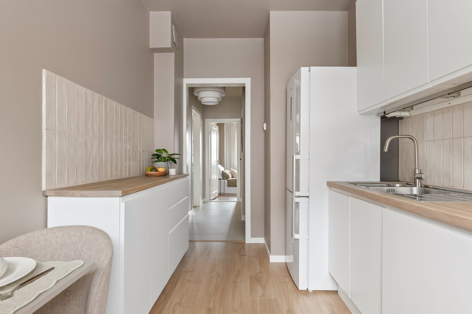 Frittstående komfyr, kjøl/- fryseskap og innfelt oppvaskmaskin medfølger. Galleribilde