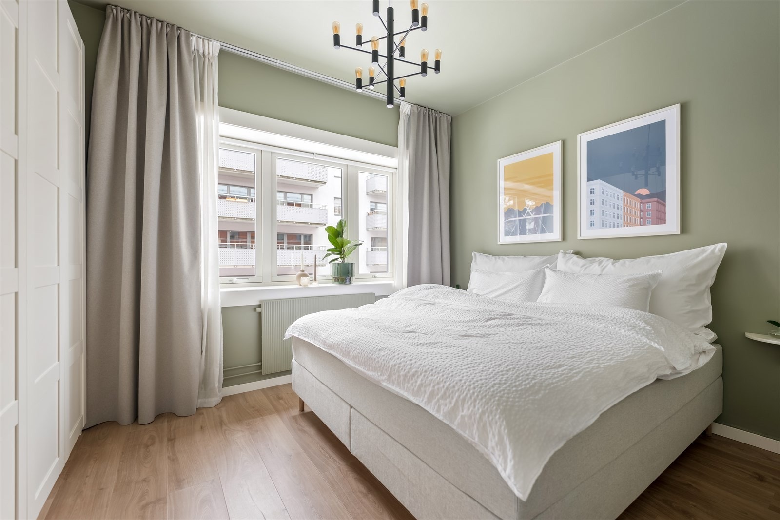 Soverom 2 er også romslig og innbydende med god plass til dobbeltseng og garderobe. Galleribilde