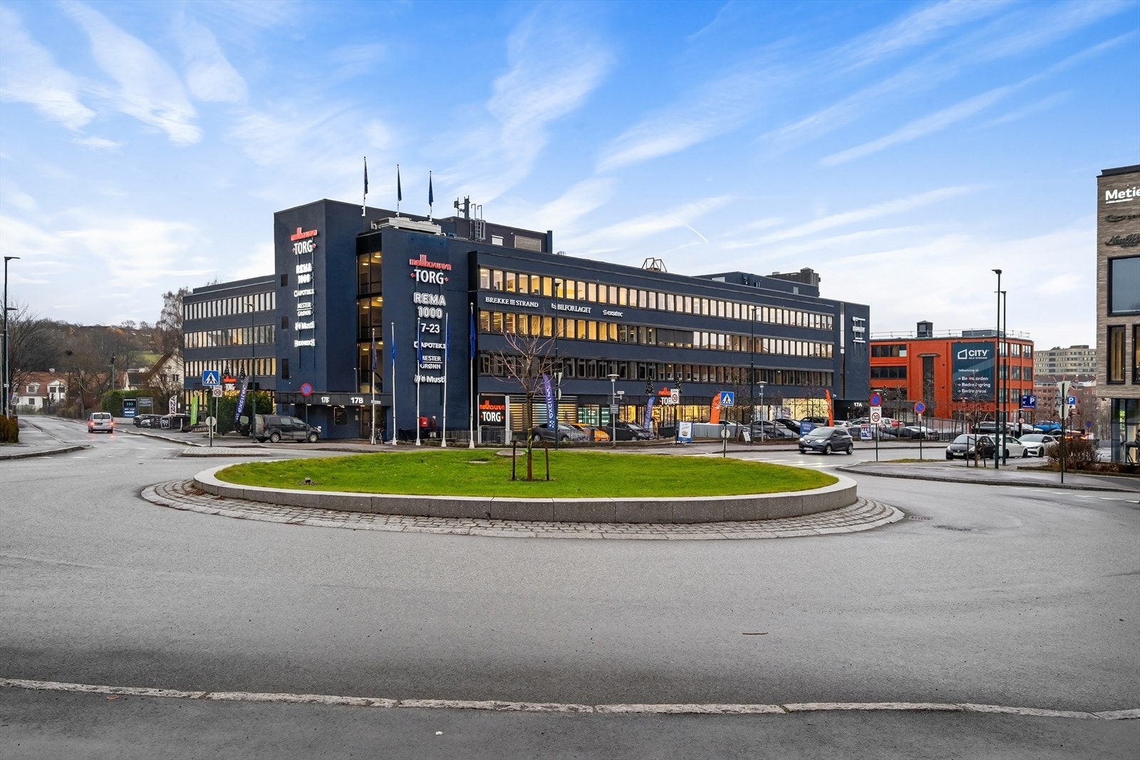 Her har du matbutikker, apotek, blomsterbutikk m.m. rett over veien. Det er også gangavstand til Karenslyst allè og Harbitz torg. Galleribilde