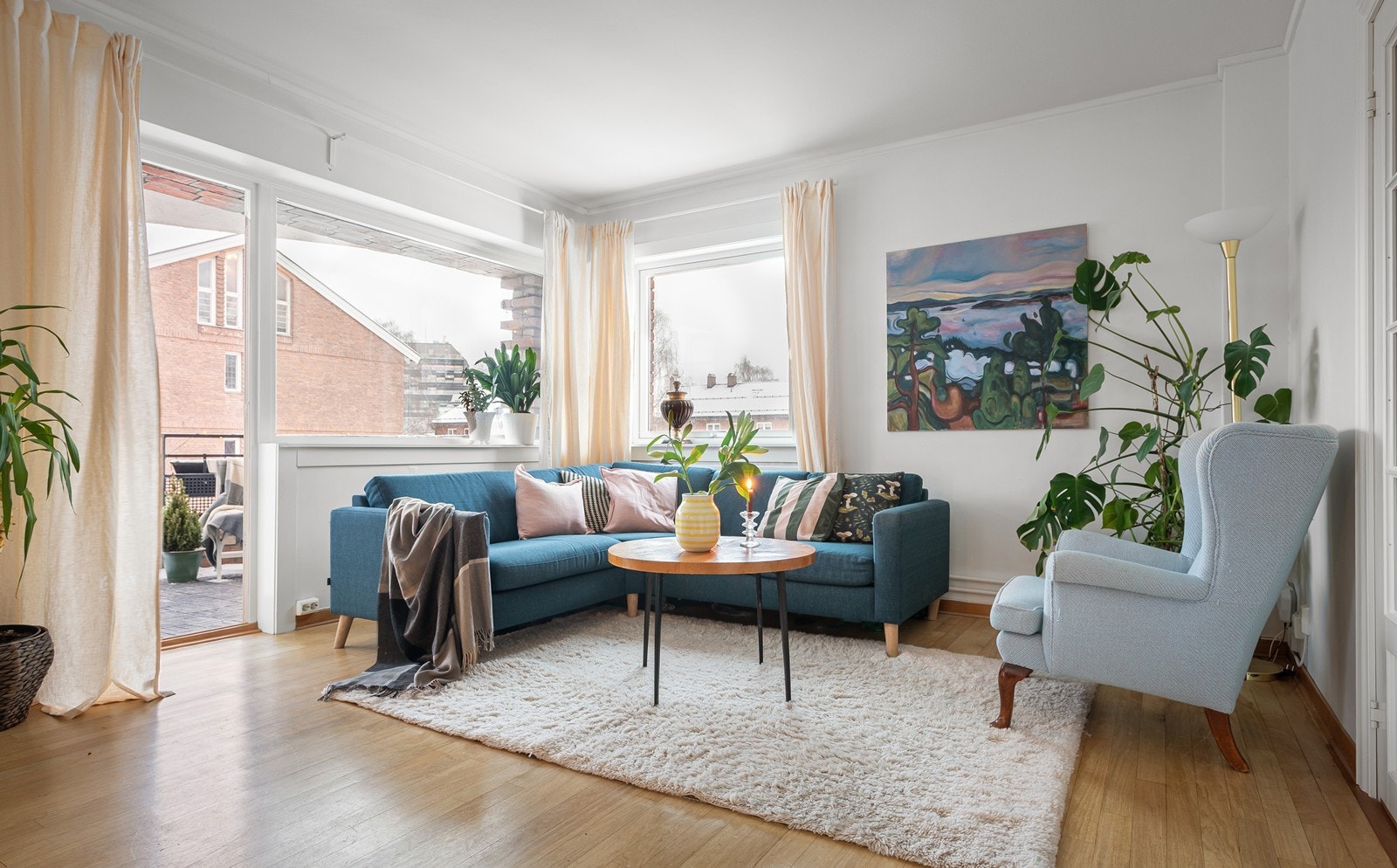 Romslig stue med store vindusflater som gir godt med lysinnslipp. Galleribilde