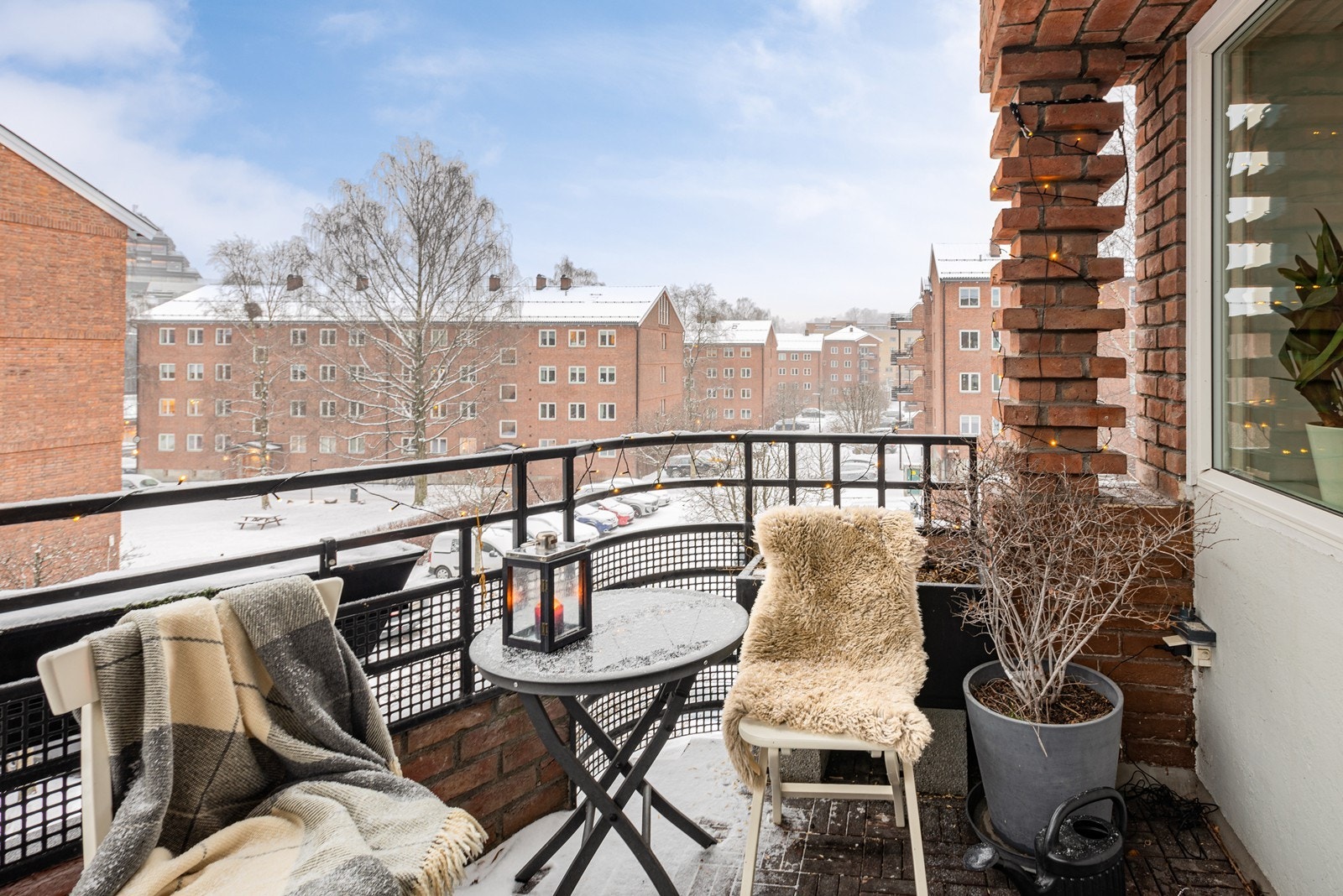Hyggelig utsyn over sameiets velstelte fellesområder. Galleribilde