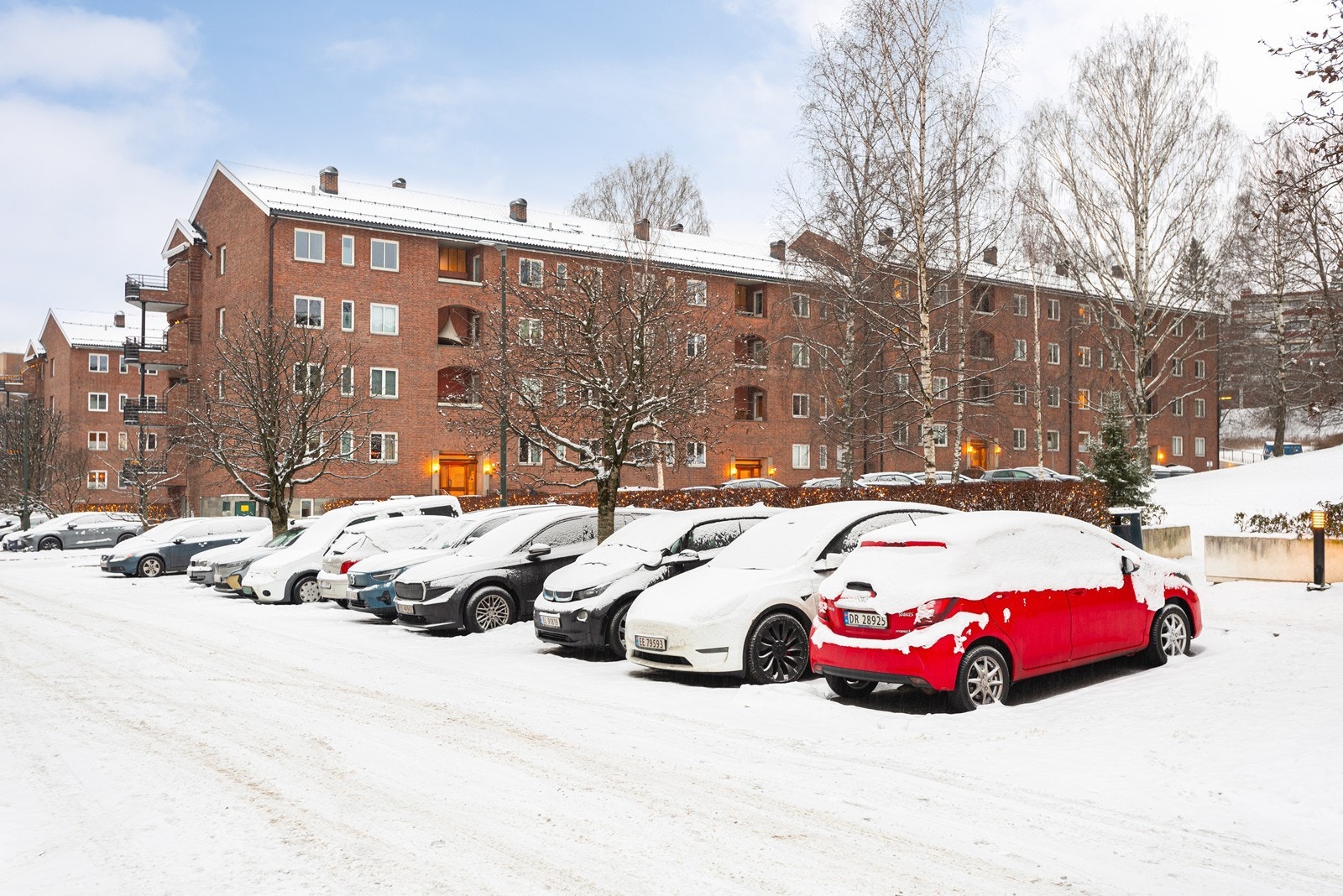Sameiet tilbyr en digital løsning for beboere i Hoff Terrasse der man kan administrere egne biler samt utstede digital parkeringstillatelse for gjester/besøkende. Galleribilde