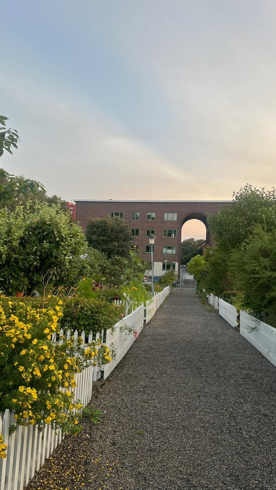 Bilde tatt av selger fra Hjemmets kolonihager mot fasade Galleribilde