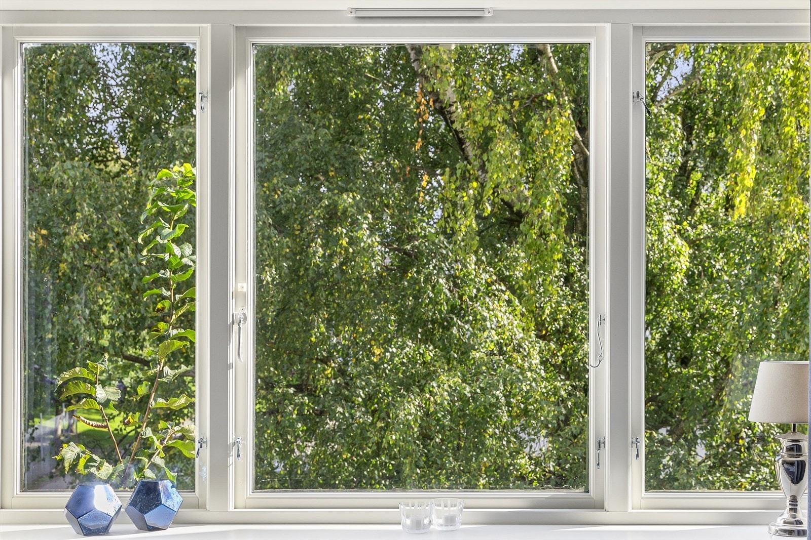 Utsyn fra soverom sommerstid. Frodig og skjermet uten innsyn. NB: Bilde er sommerbilde tatt fra leiligheten over Galleribilde