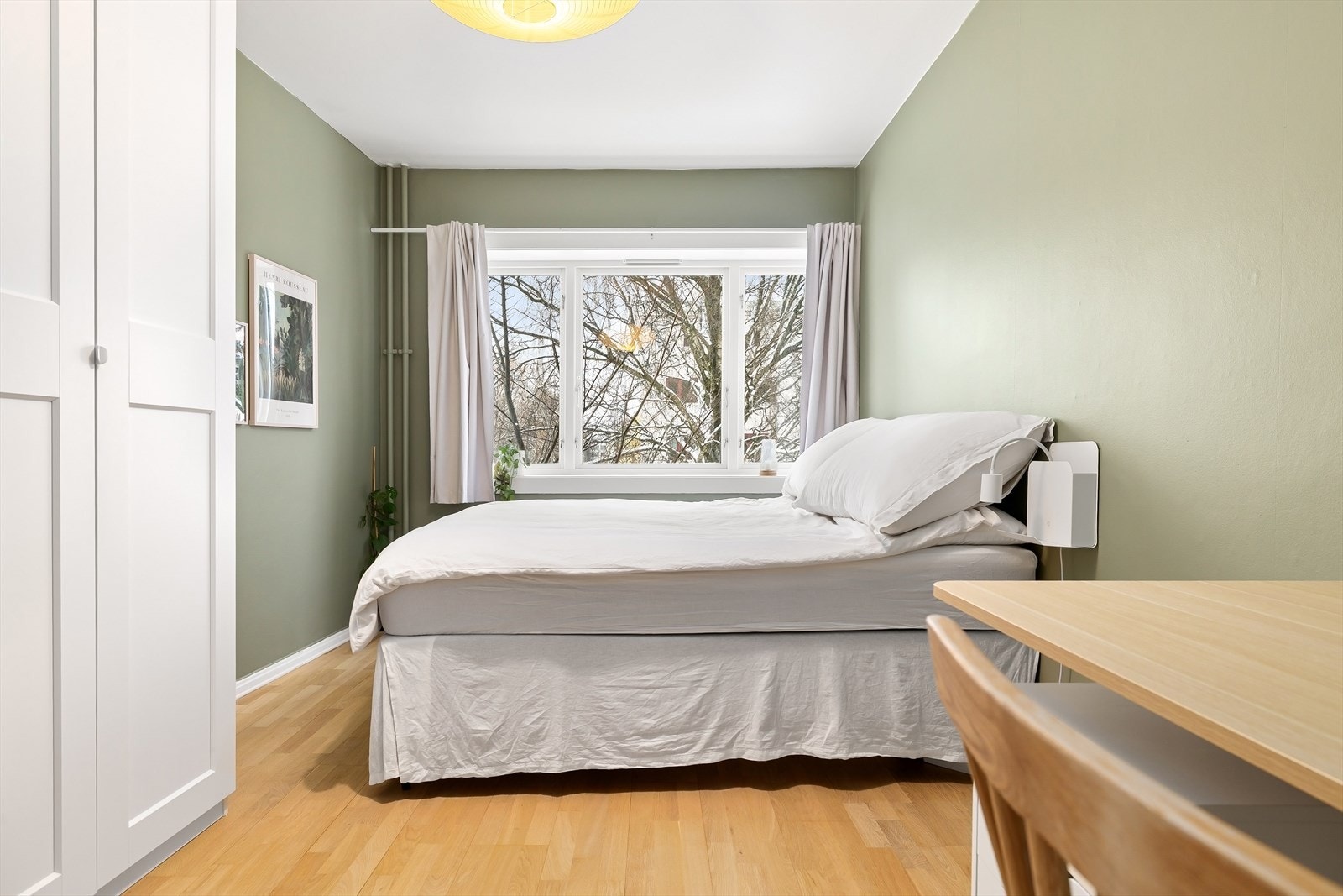 God plass til dobbeltseng med tilhørende nattbord på begge sider Galleribilde