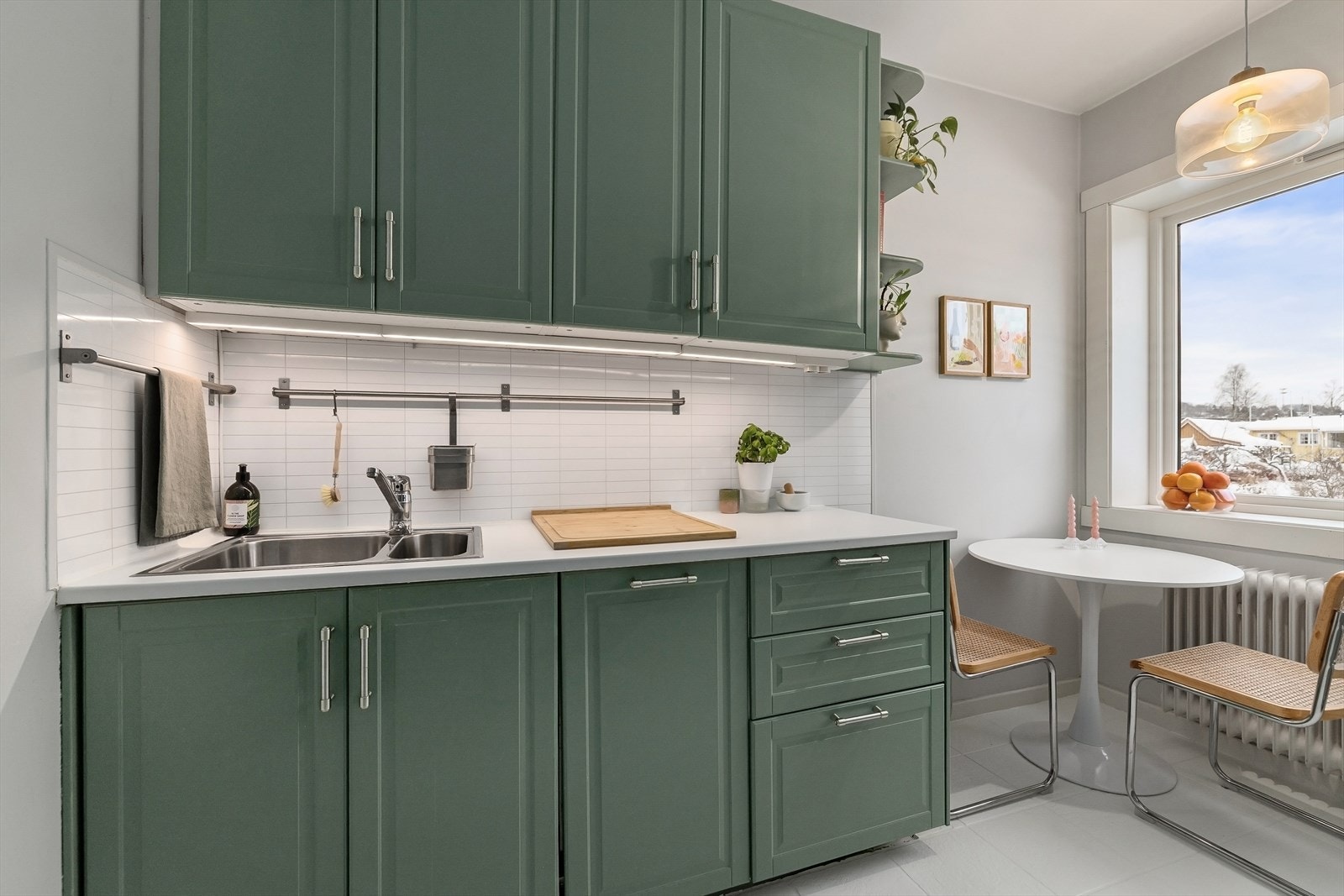 Kjøkkenet er komplett utstyrt med integrerte hvitevarer som medfølger Galleribilde