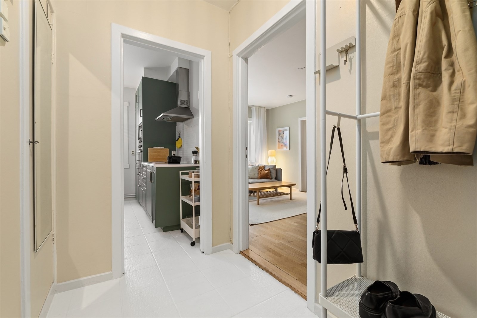 Gang mot kjøkken. Skap til lite kott sees til venstre Galleribilde