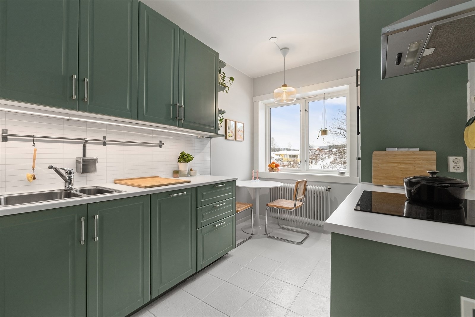 Kjøkken med plass til spisebord og utsikt mot kolonihagen Galleribilde