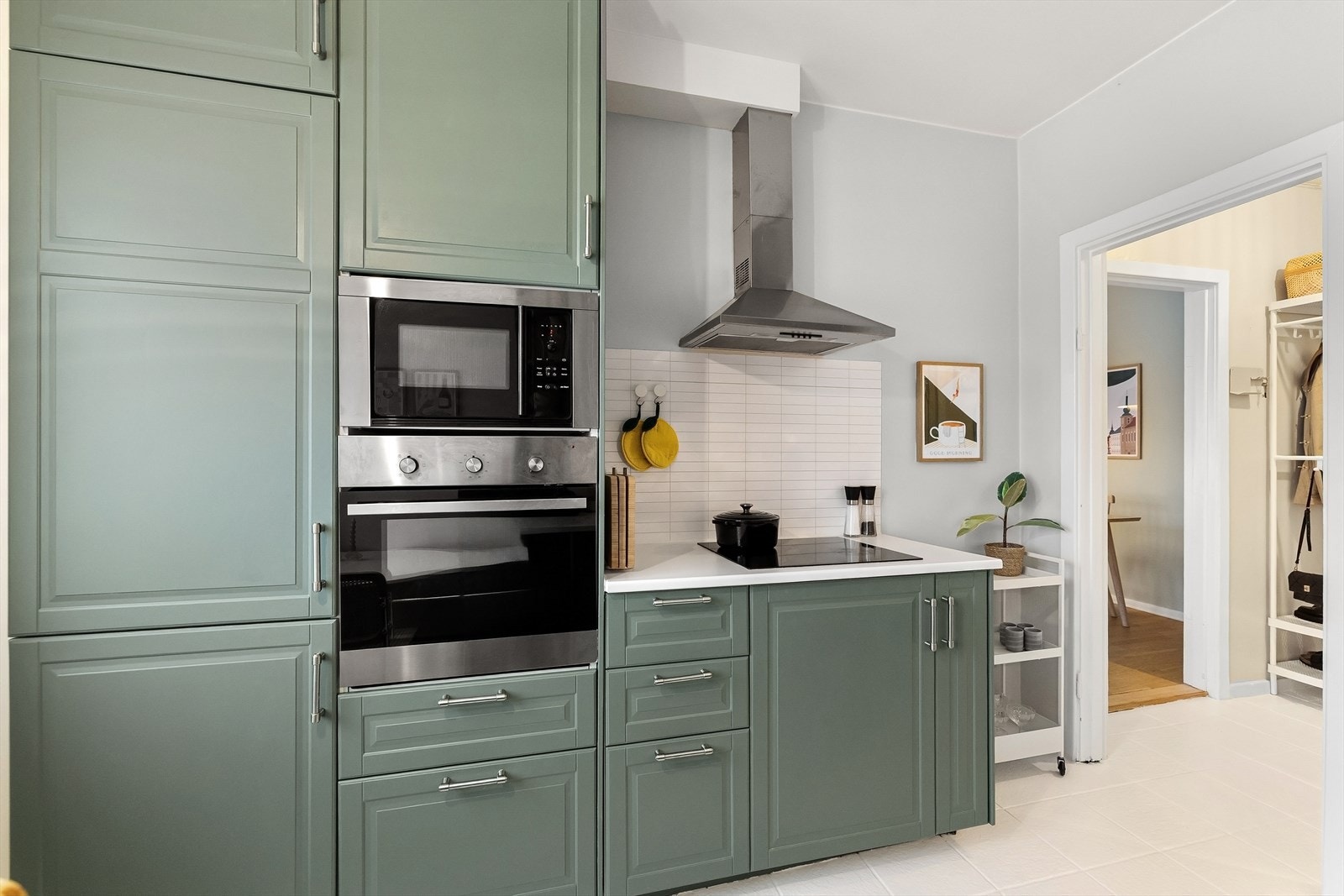 Flere i borettslaget har flyttet kjøkken inn i stuen (på andre siden av denne veggen) for et ekstra soverom. Se alternativ planskisse for mer info. Galleribilde