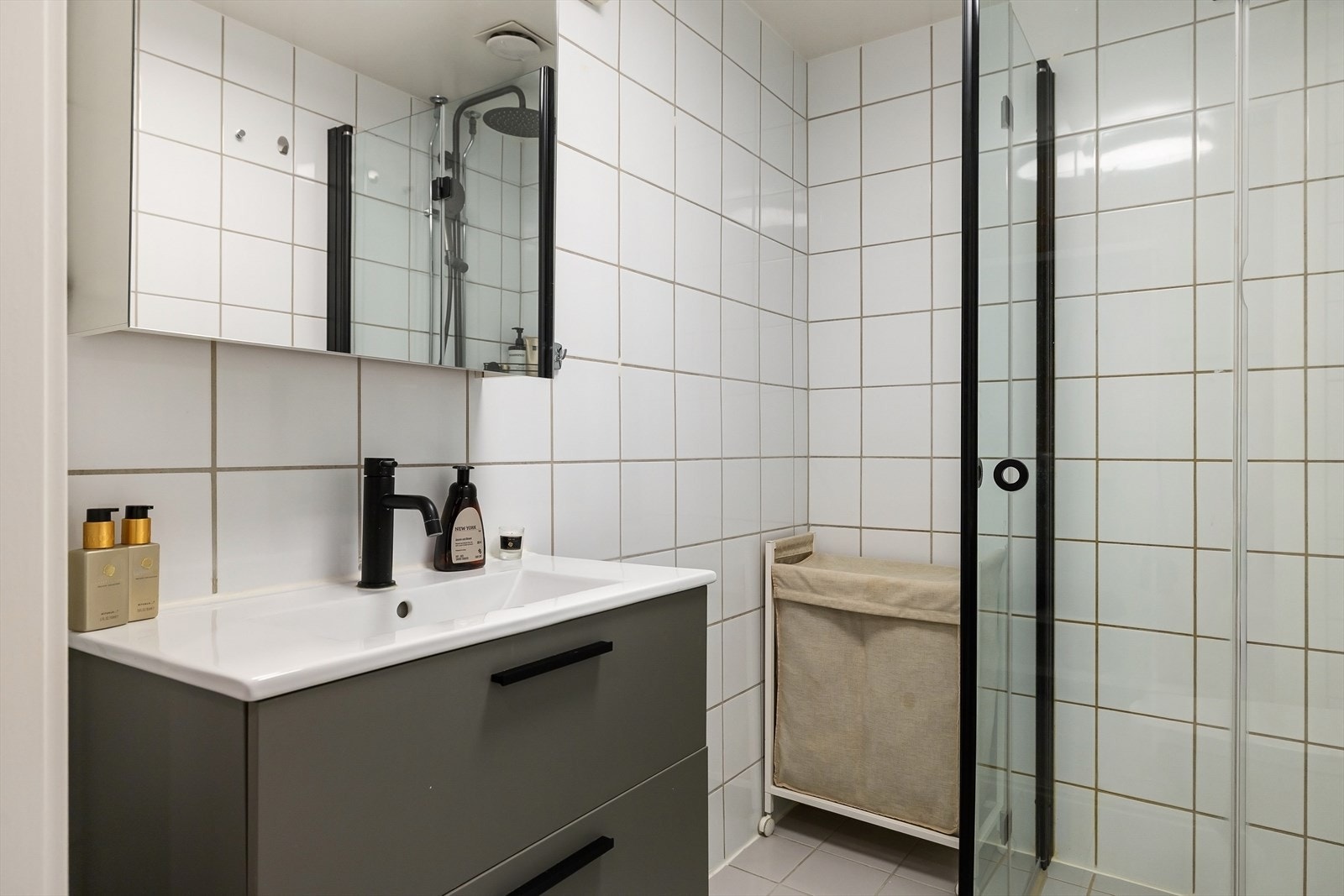 Badet ble rehabilitert i 2004 og har flislagte vegger og gulv med elektriske varmekabler Galleribilde