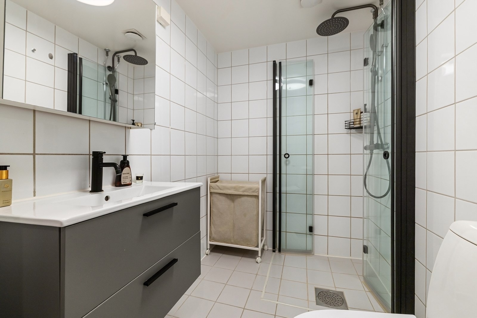 Baderom utstyrt med varmekabler og opplegg for vaskemaskin Galleribilde