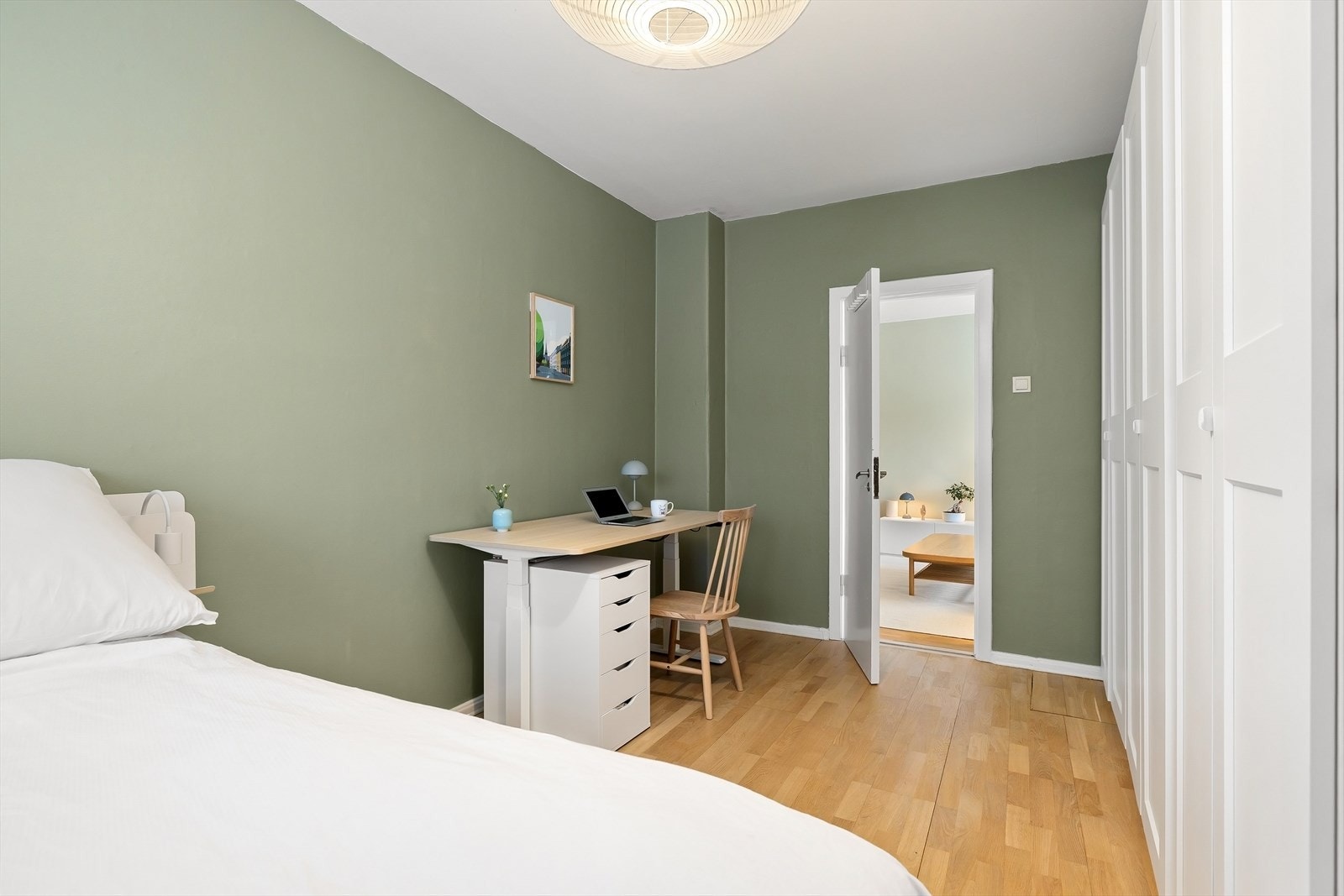 Med plass til stor skrivepult fungerer også rommet fint som hjemmekontor Galleribilde