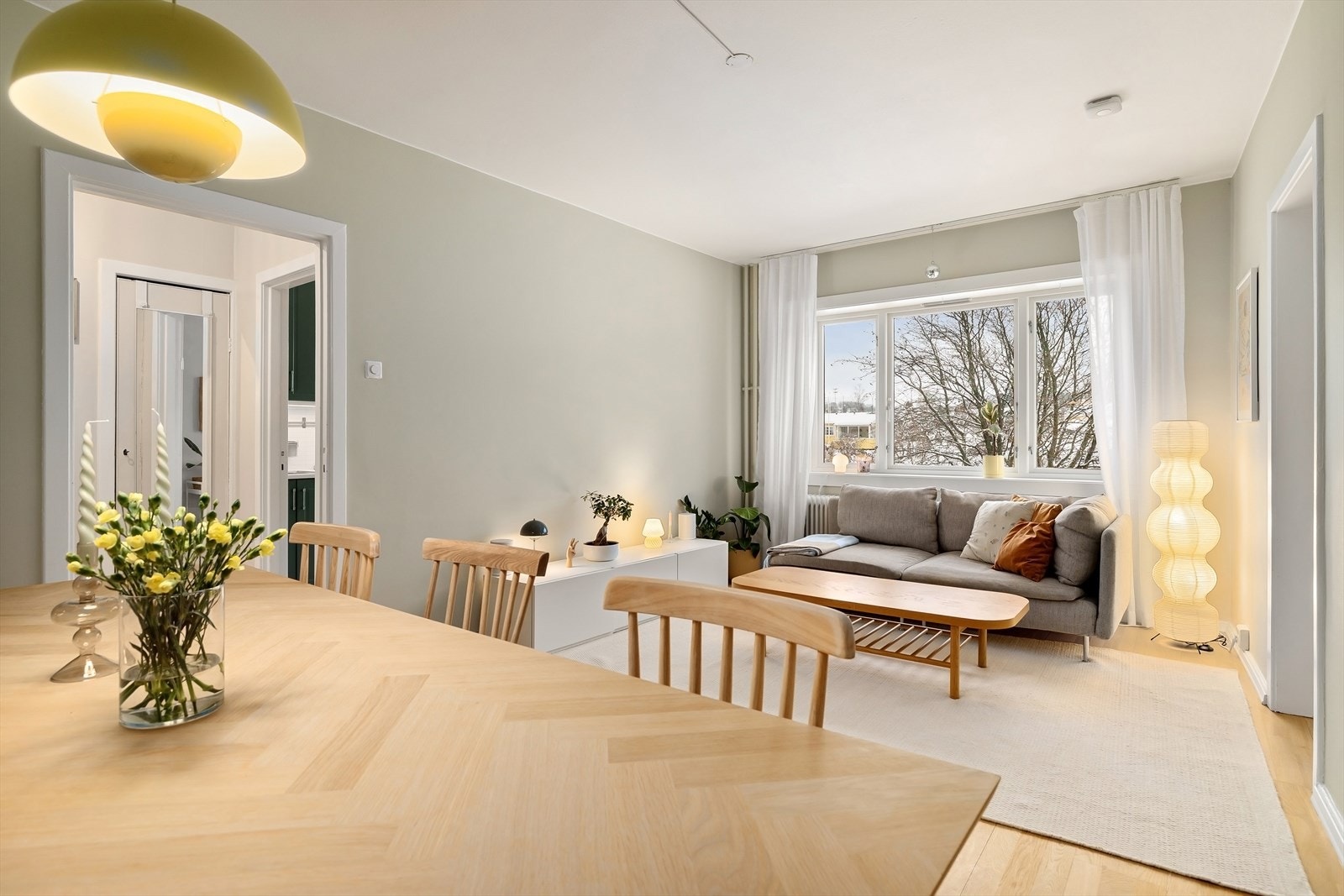 Luftig stue med store vindusflater Galleribilde