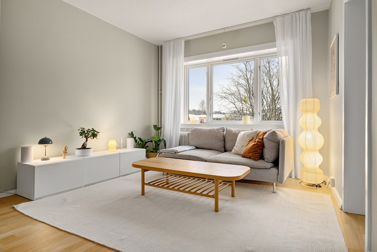 Stue med store vindusflater Galleribilde