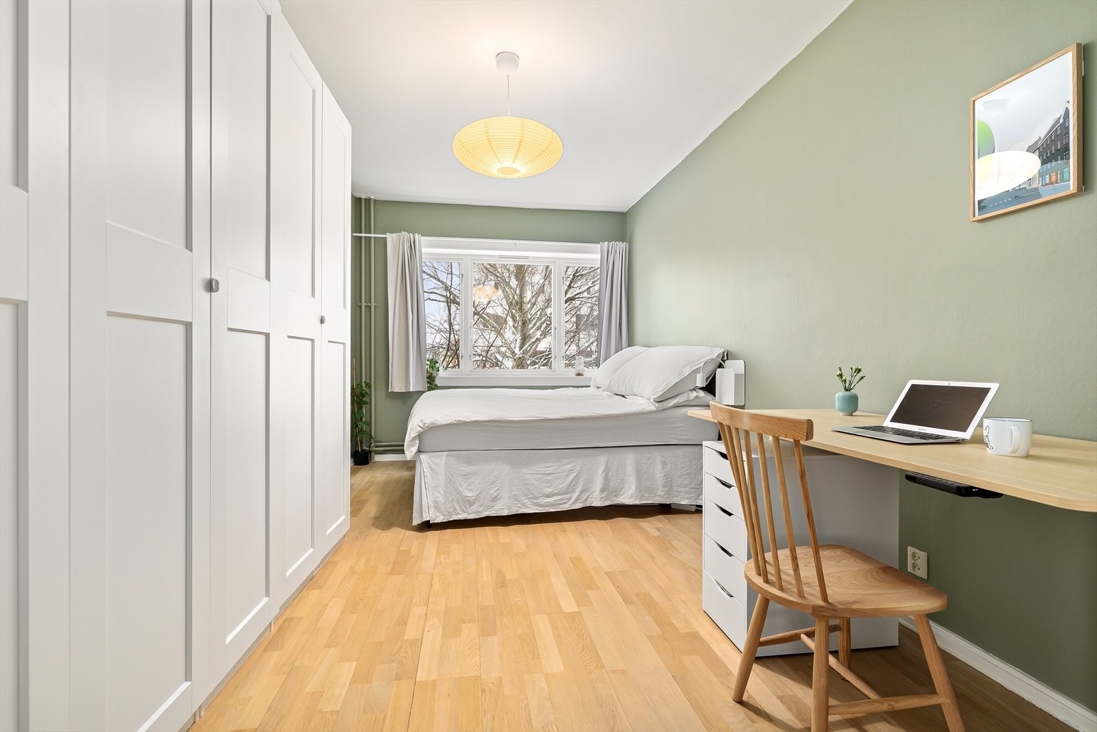 Luftig soverom med naturlig plass til skrivepult Galleribilde