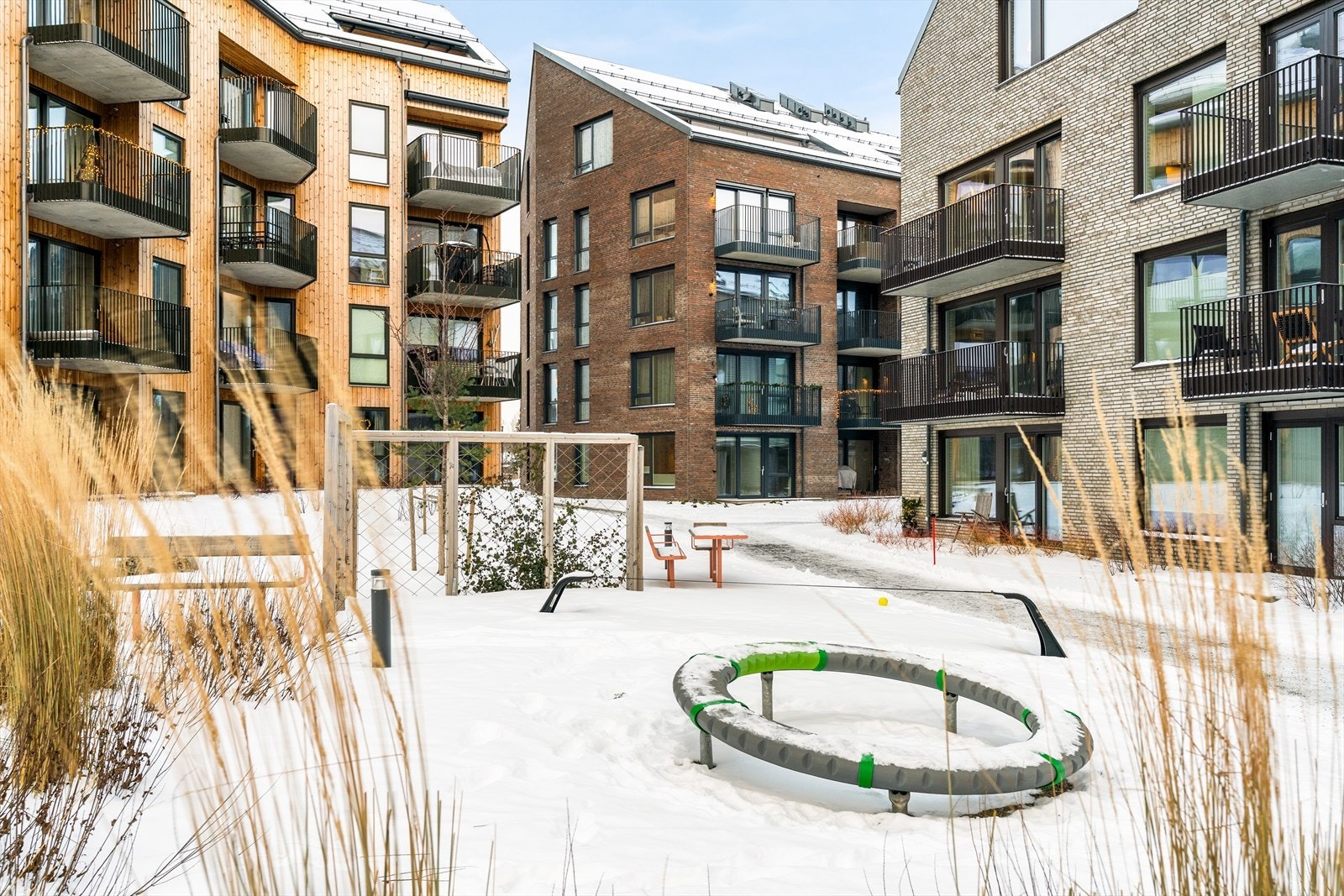 Det er flotte fellesarealer i nærområdet med diverse lekeplasser og grøntarealer. Galleribilde