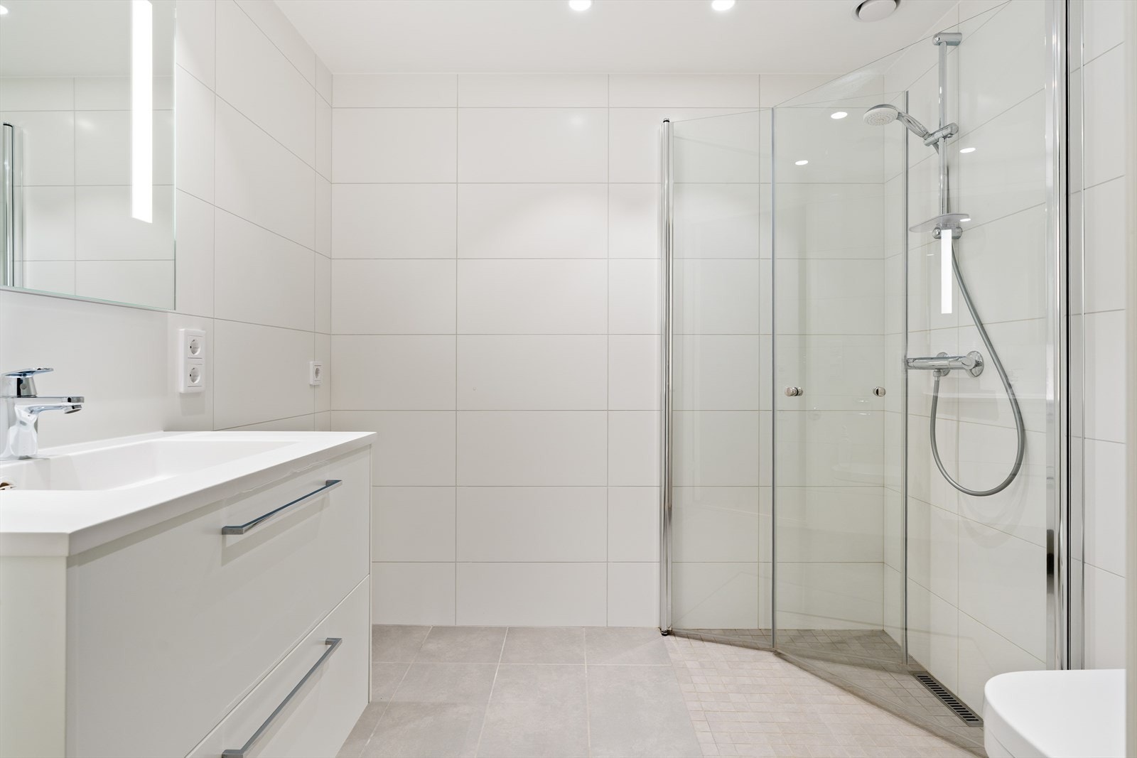 Badet er 4 kvm med opplegg for vaskemaskin. Galleribilde