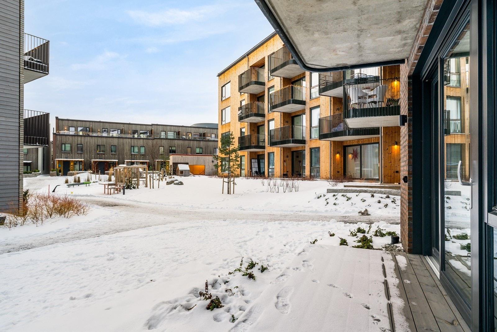 Terrassen er på 5 kvm og vendt inn mot sameiet fellesarealer. Galleribilde