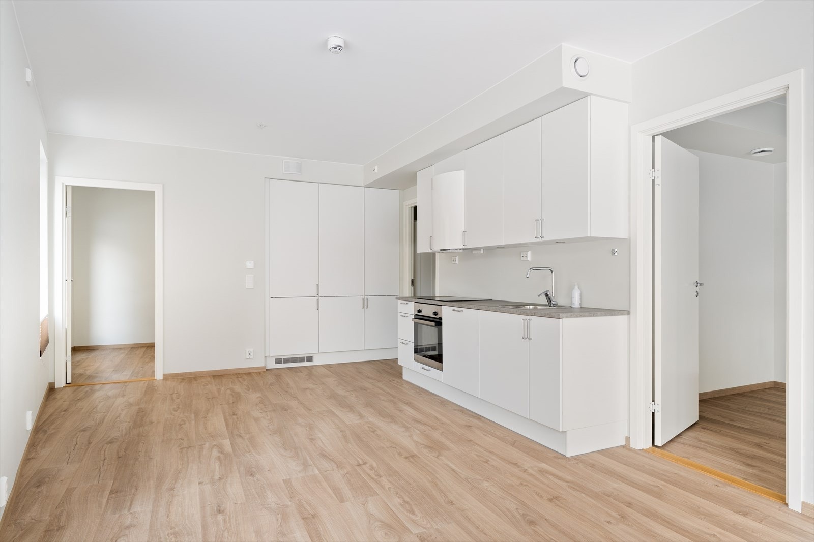 Kjøkkenet har en smart løsning som gir ekstra mye skapplass. Galleribilde