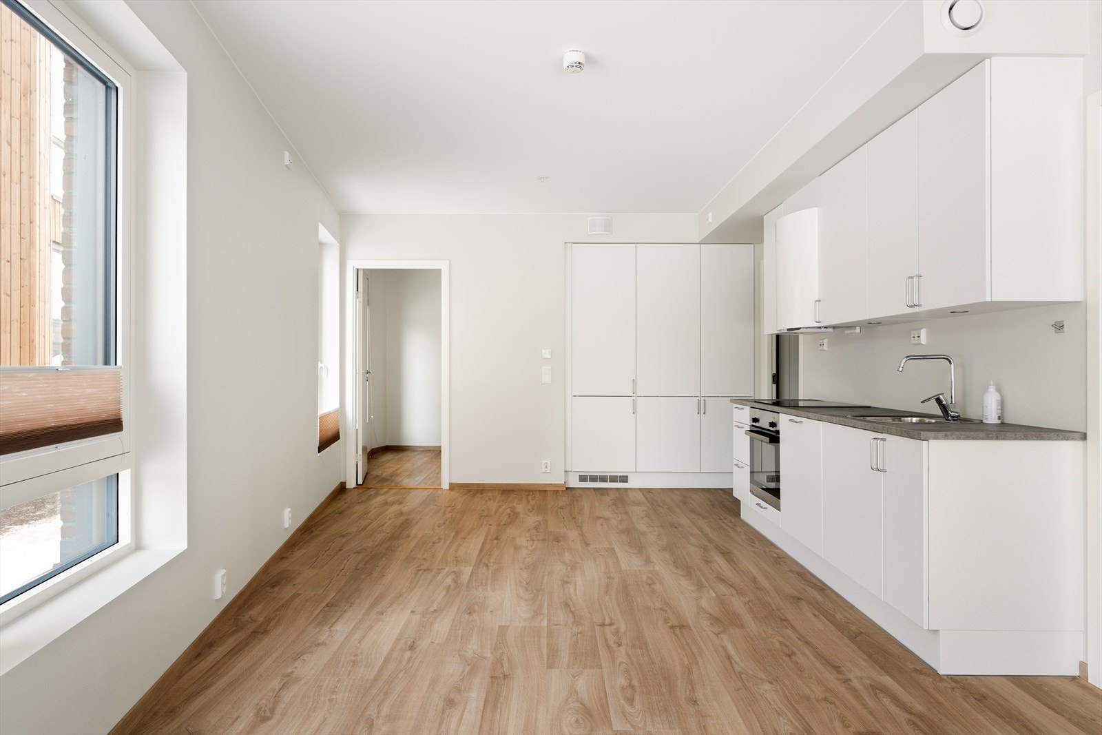 Leiligheten har fjernevarme som oppvarming, som gir en stabil og forutsigbar oppvarming. Galleribilde