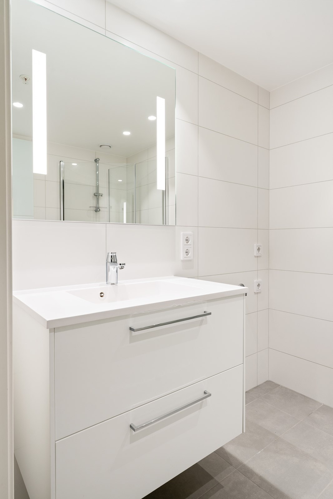 Servant med oppbevaring og speilarmatur med god belysning. Galleribilde