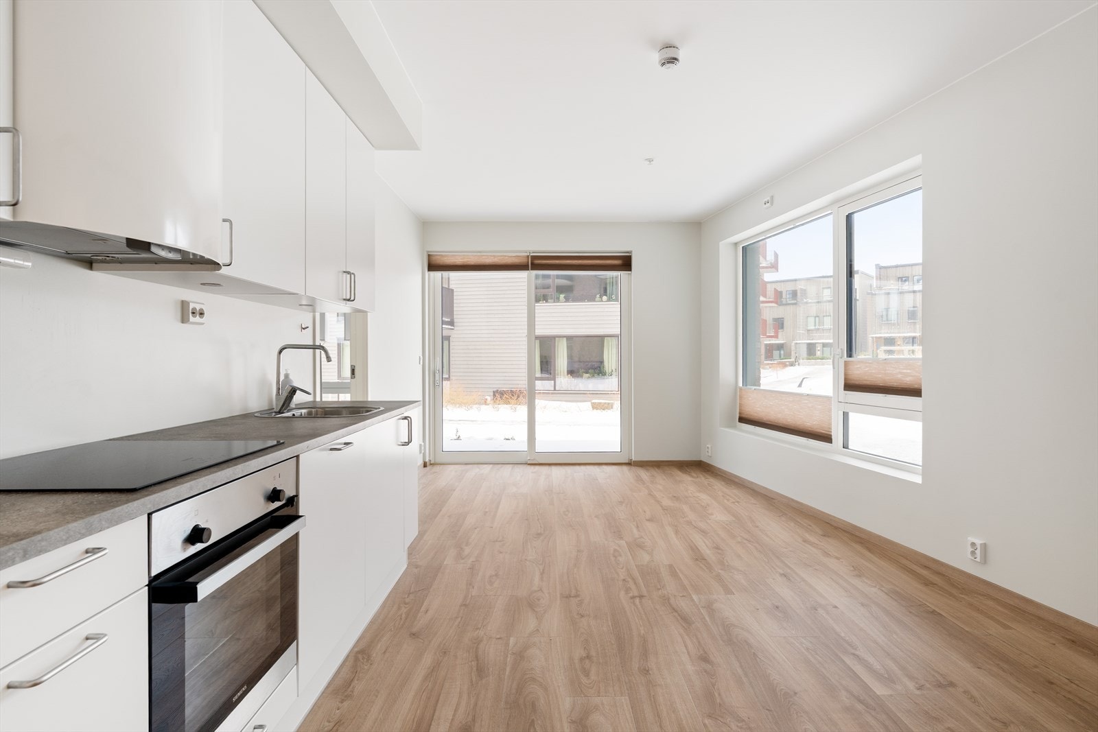 Oppholdsrom med åpen løsning og store vindusoverflater som slipper inn rikelig med lys. Galleribilde