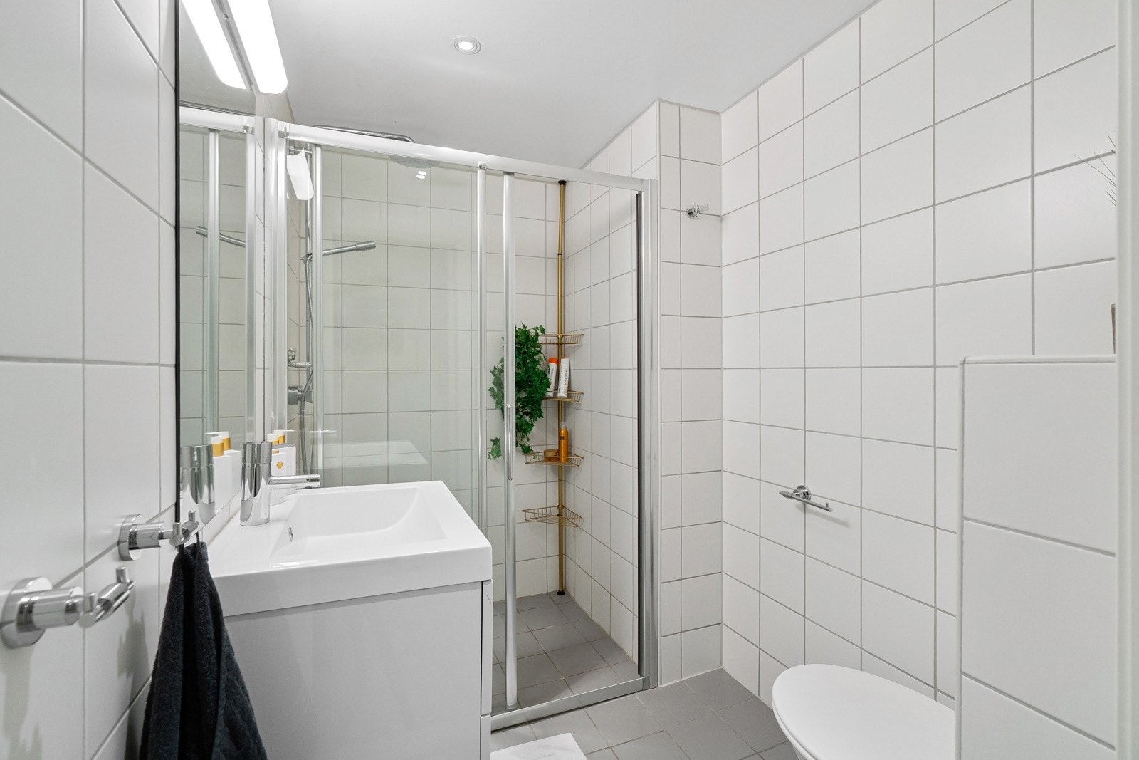 Baderom 1 er godt utstyrt med regnfallsdusj og varmekabler i gulv Galleribilde