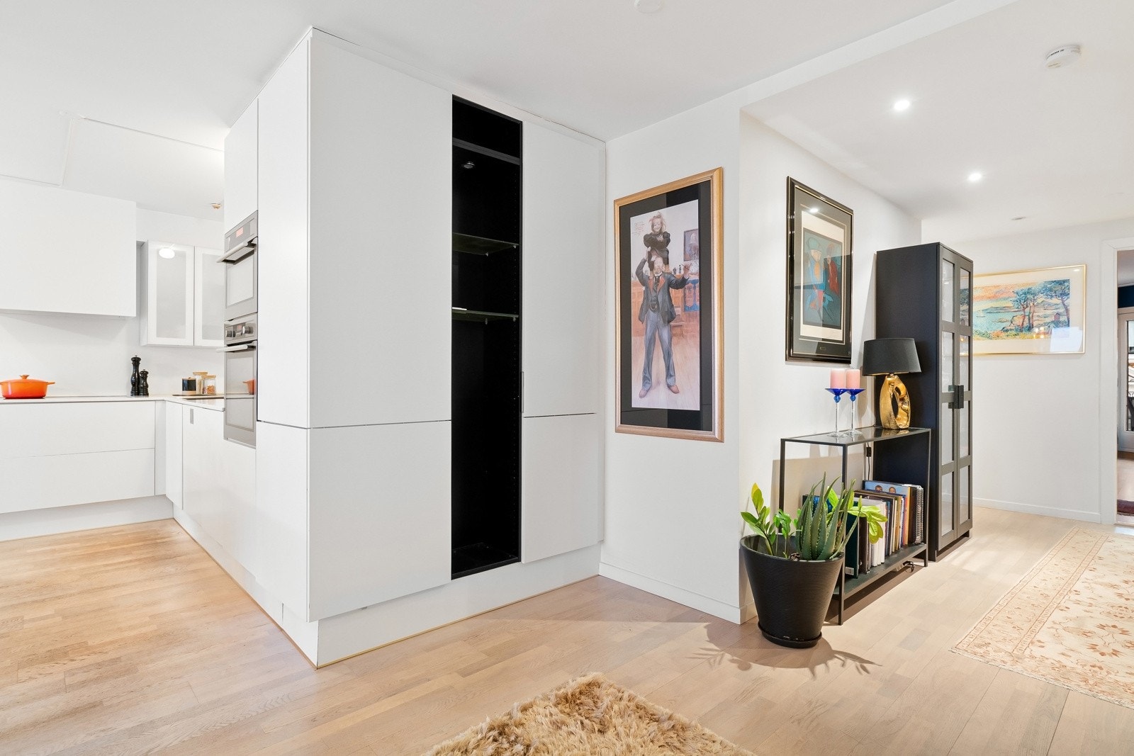 Alle hvitevarer er innbygde, inkludert induksjonsplatetopp, stekeovn, oppvaskmaskin, vinskap og kjøle-/fryseskap Galleribilde