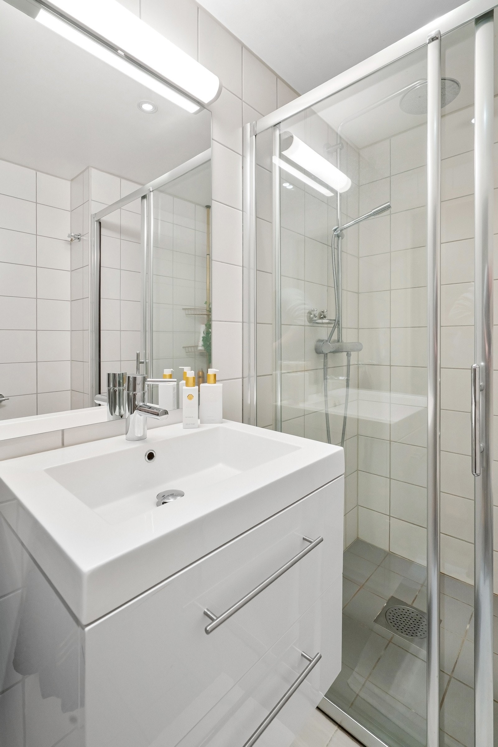 Stilren baderomsinnredning med speil og integrert belysning Galleribilde