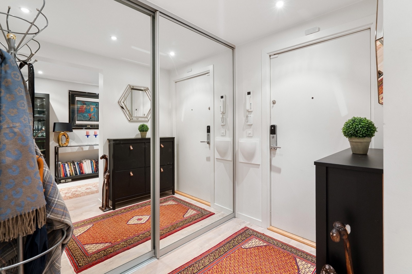 Innebygd garderobeskap med speildører fra gulv til tak gir rikelig med oppbvevaringsplass Galleribilde