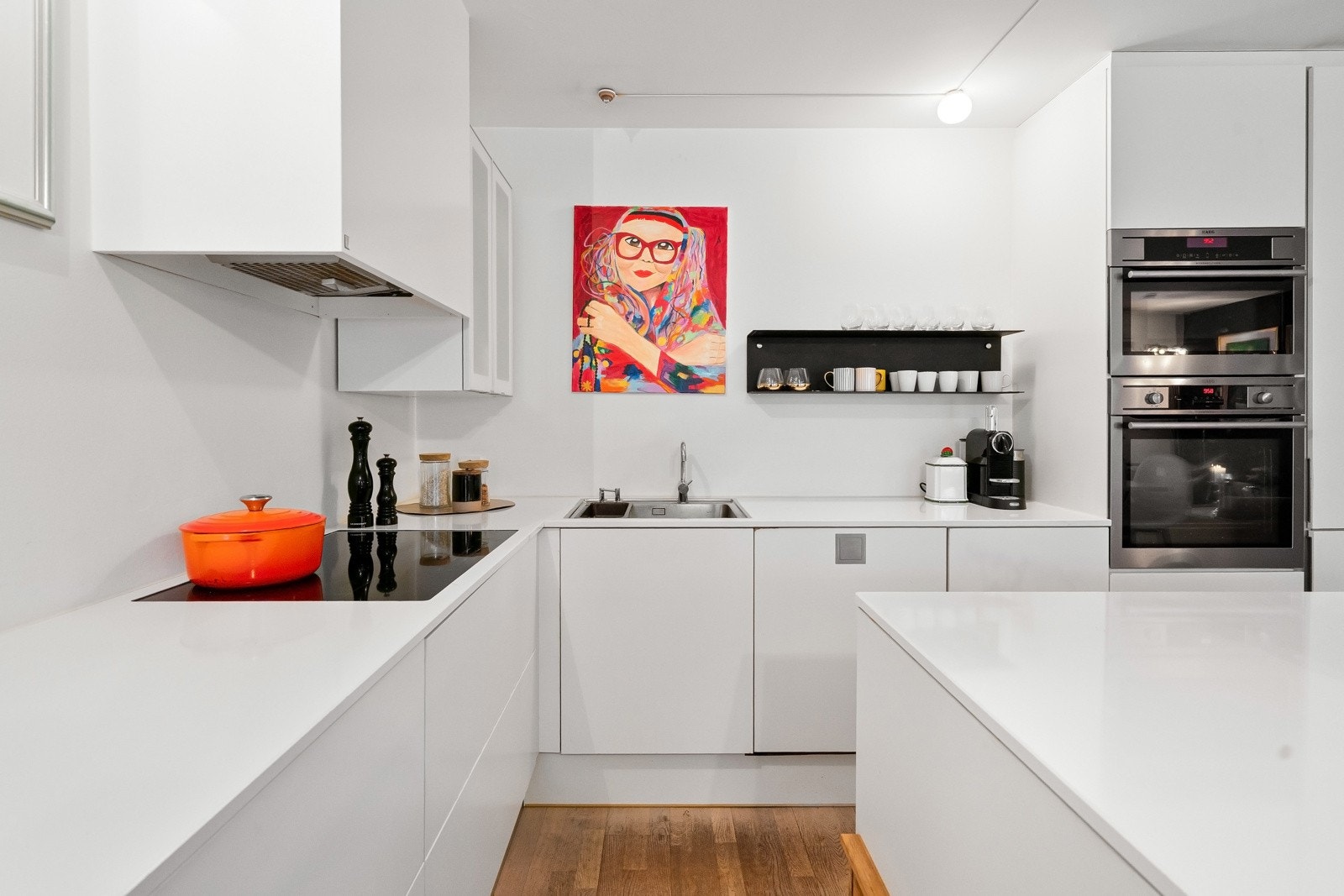 Kjøkkenet har en benkeplate i corian med en nedfelt kum i rustfritt stål Galleribilde