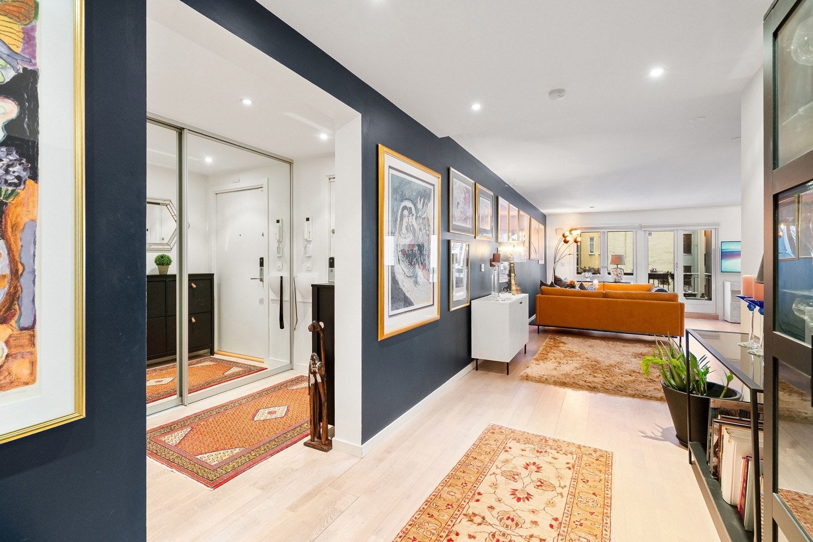 Leiligheten har en romslig åpen stue- / kjøkkenløsning Galleribilde