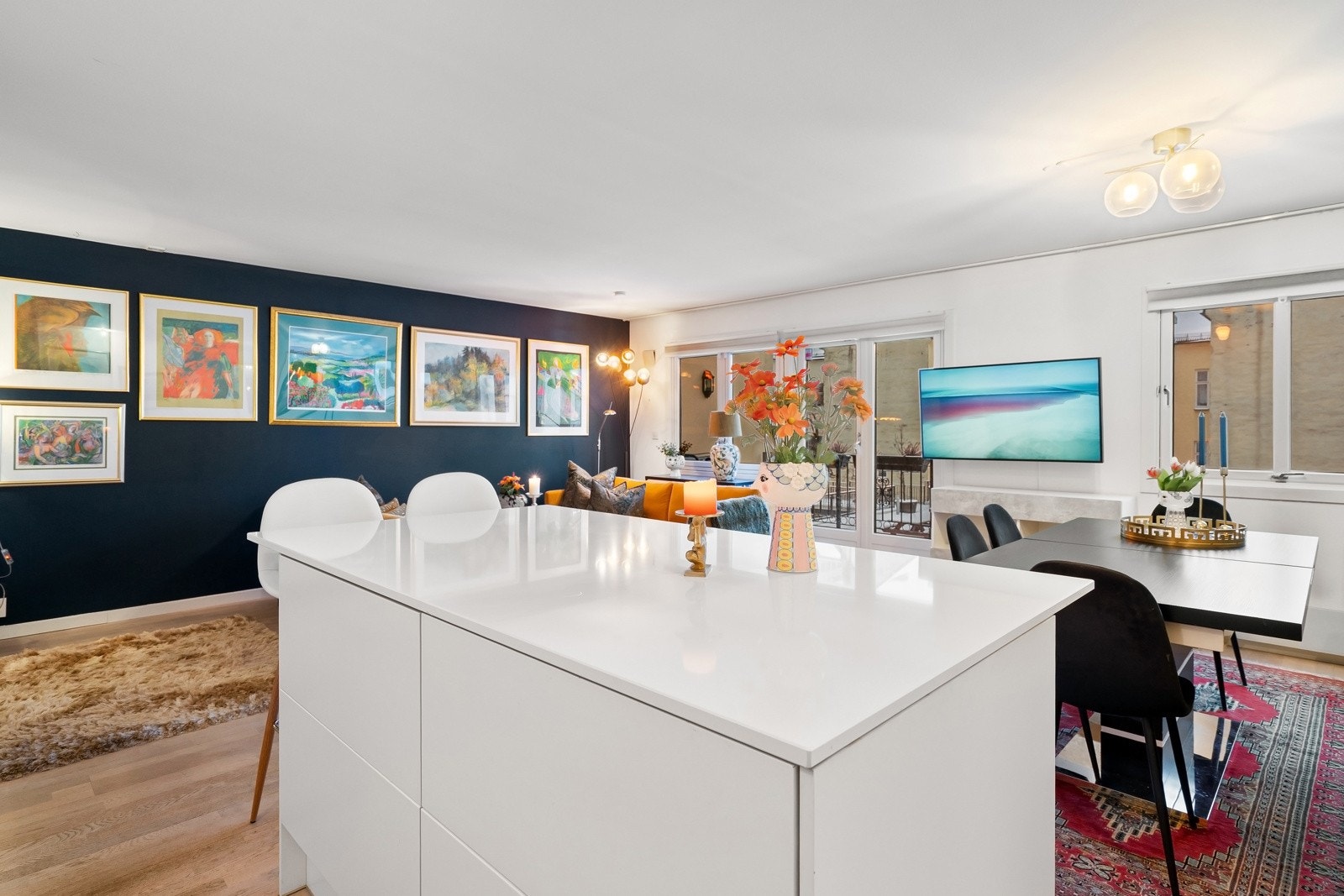 Kjøkkenøyen fungerer som en naturlig avdeling mellom kjøkkenet og spiseområdet Galleribilde