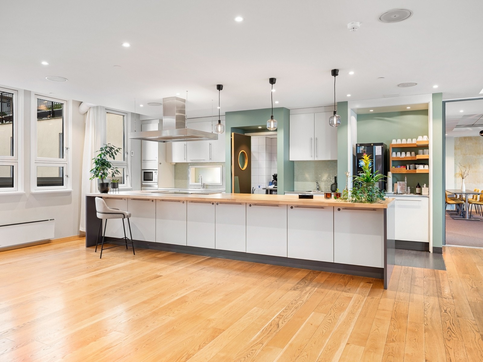 Her serveres det også måltider en gang i uken og på og fredager så bys det på nystekte vafler og hjemmebakst mot et lite tillegg Galleribilde