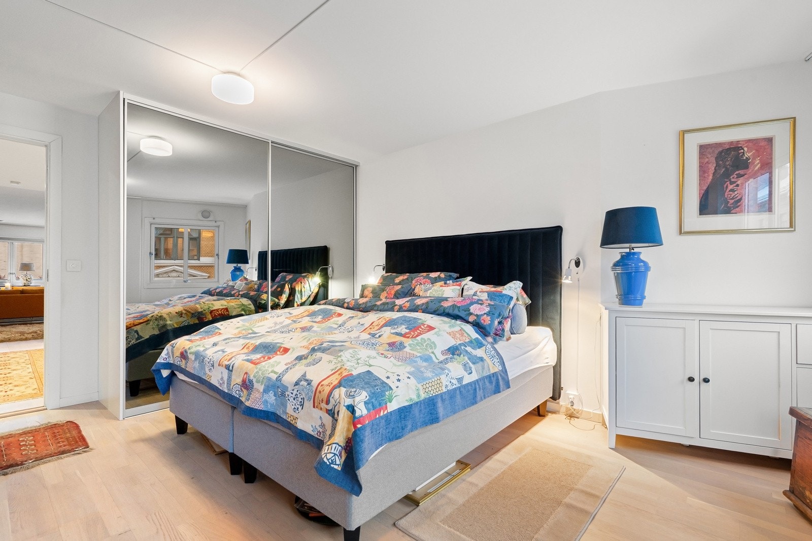 Hovedsoverommet er av god størrelse og har rikelig med oppbevaringsmuligheter i stort garderobeskap Galleribilde